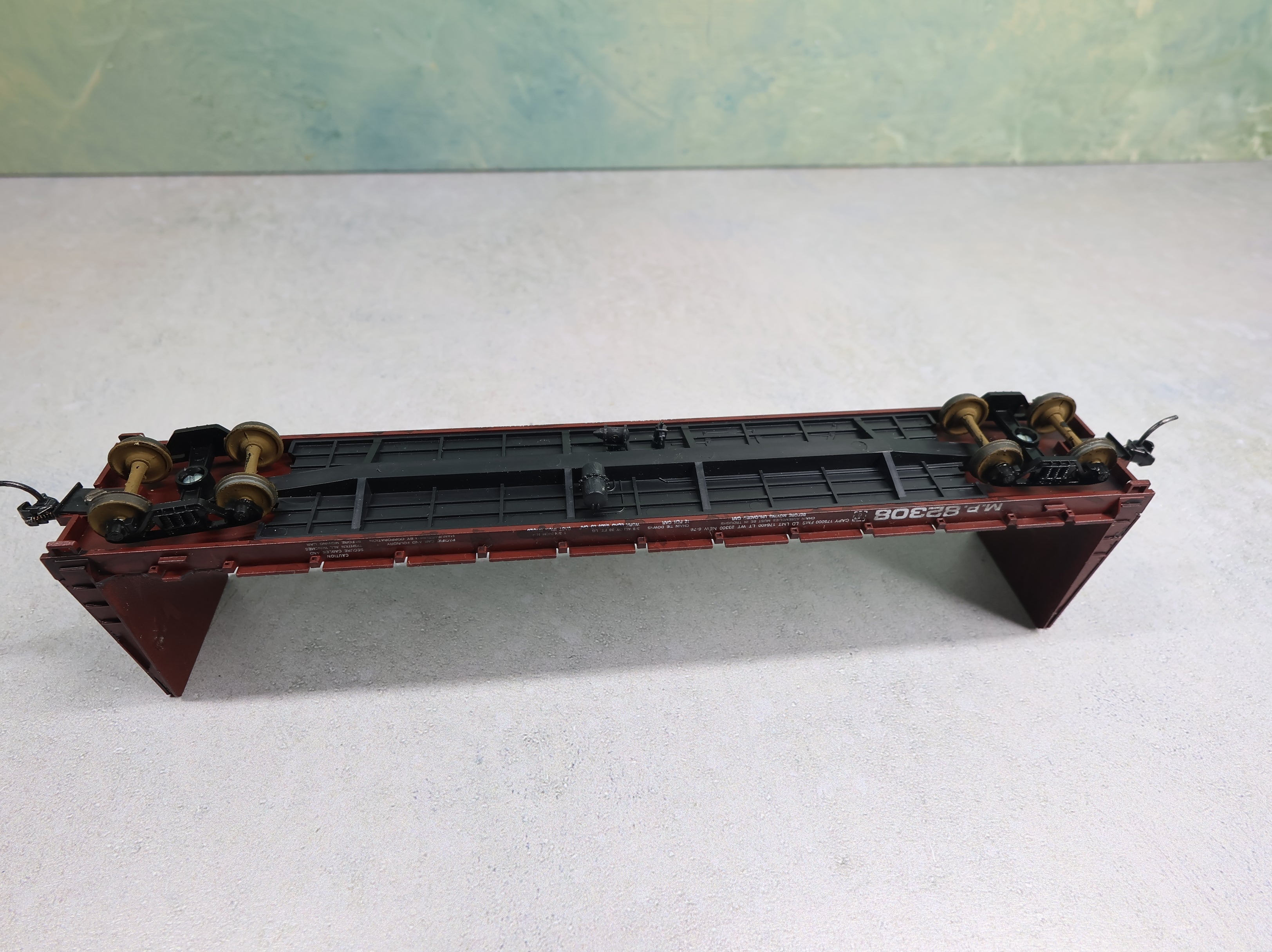 USED Roundhouse HO Scale 60' Bulkhead Flat Car Missouri Pacific MP #82308 Weathered