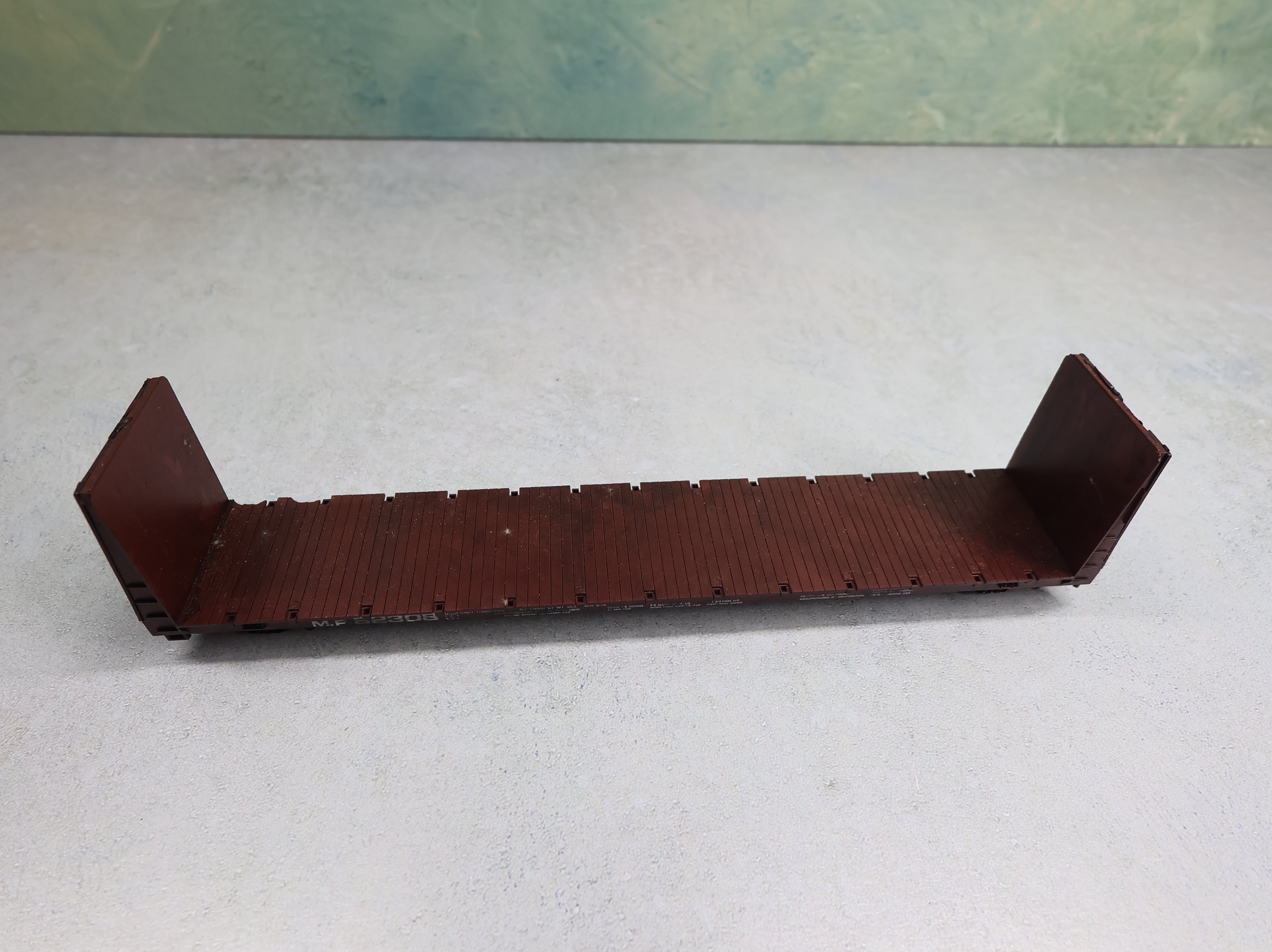 USED Roundhouse HO Scale 60' Bulkhead Flat Car Missouri Pacific MP #82308 Weathered