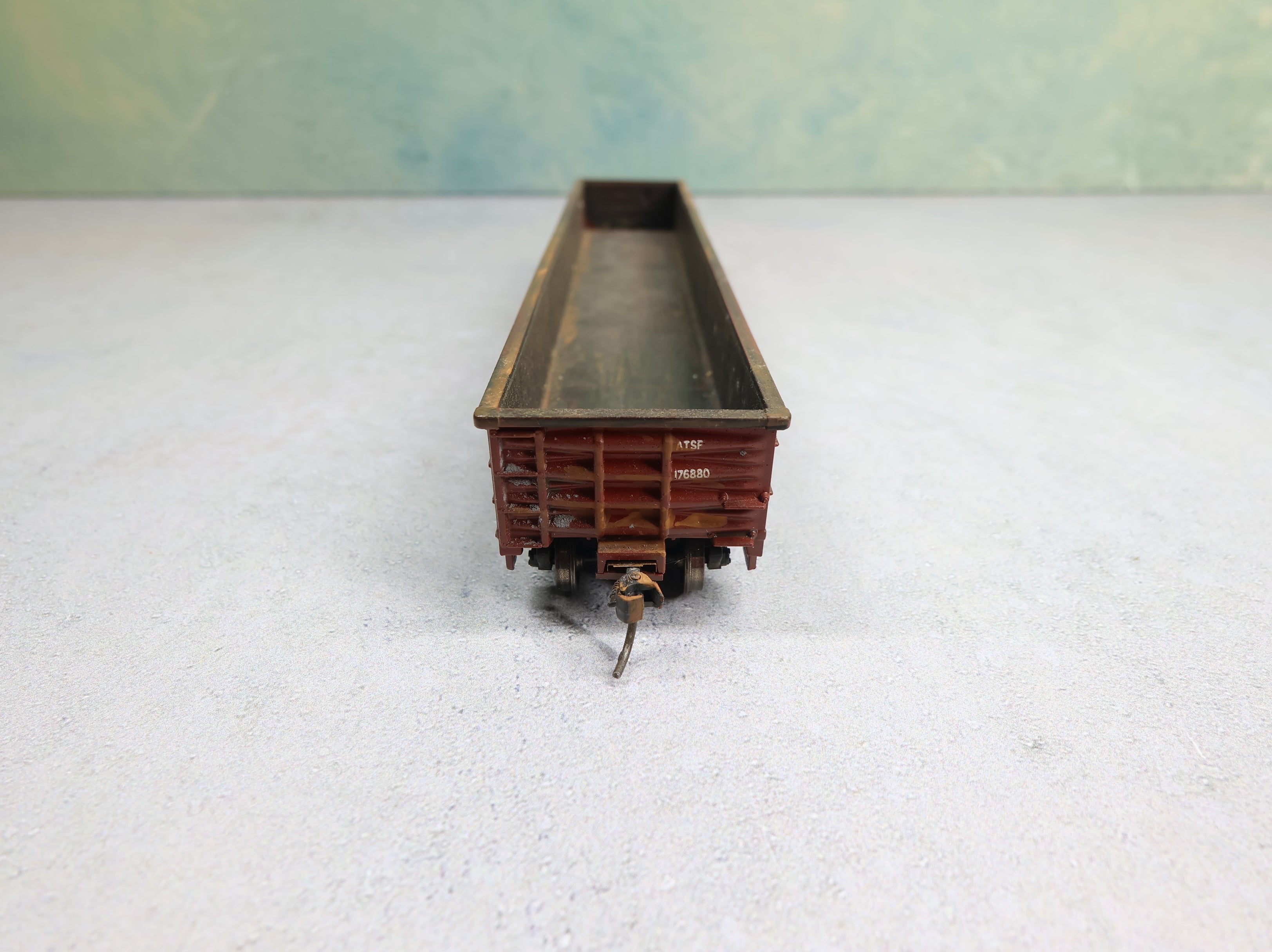 USED HO Scale 53' Ribbed Side Gondola Santa Fe ATSF #176660 Weathered
