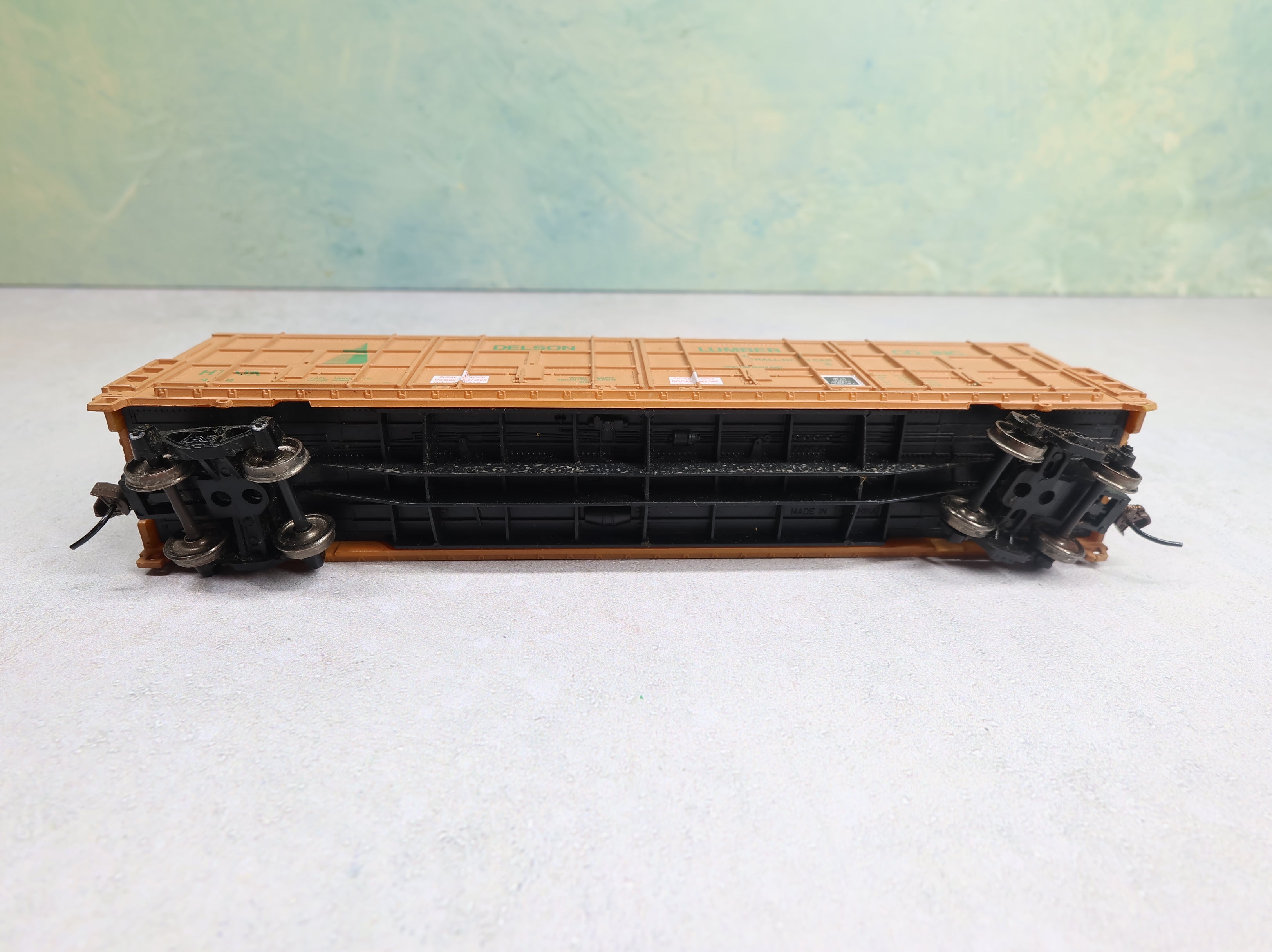 USED Life-Like HO Scale 54' Thrall Door Box Car Delson Lumber Co HTCX #329