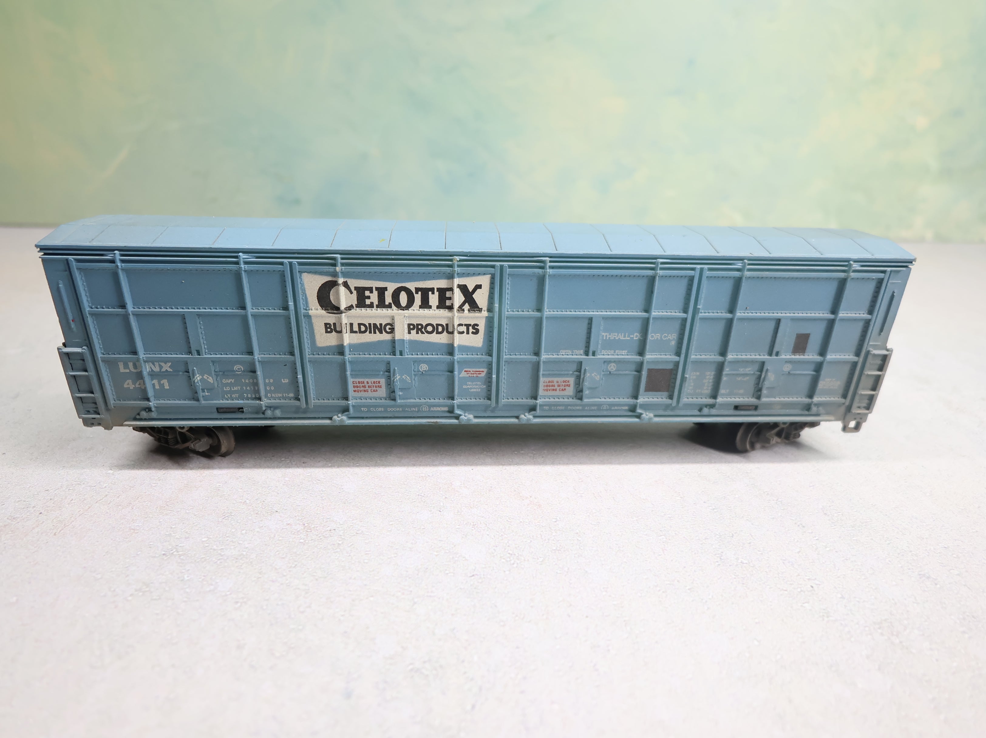USED Life-Like HO Scale 54' Thrall Door Box Car Celotex LUNX #4411 Weathered