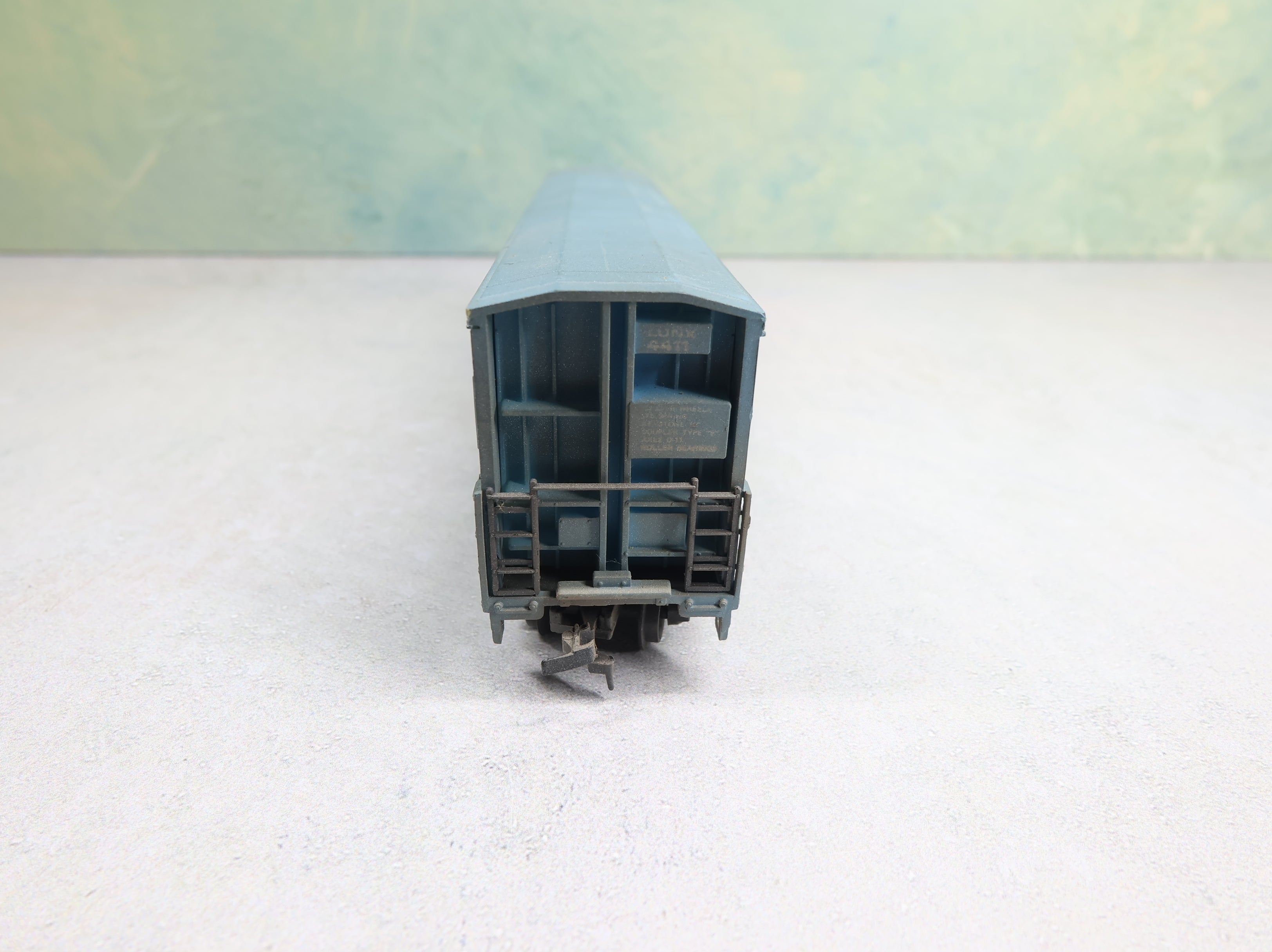 USED Life-Like HO Scale 54' Thrall Door Box Car Celotex LUNX #4411 Weathered