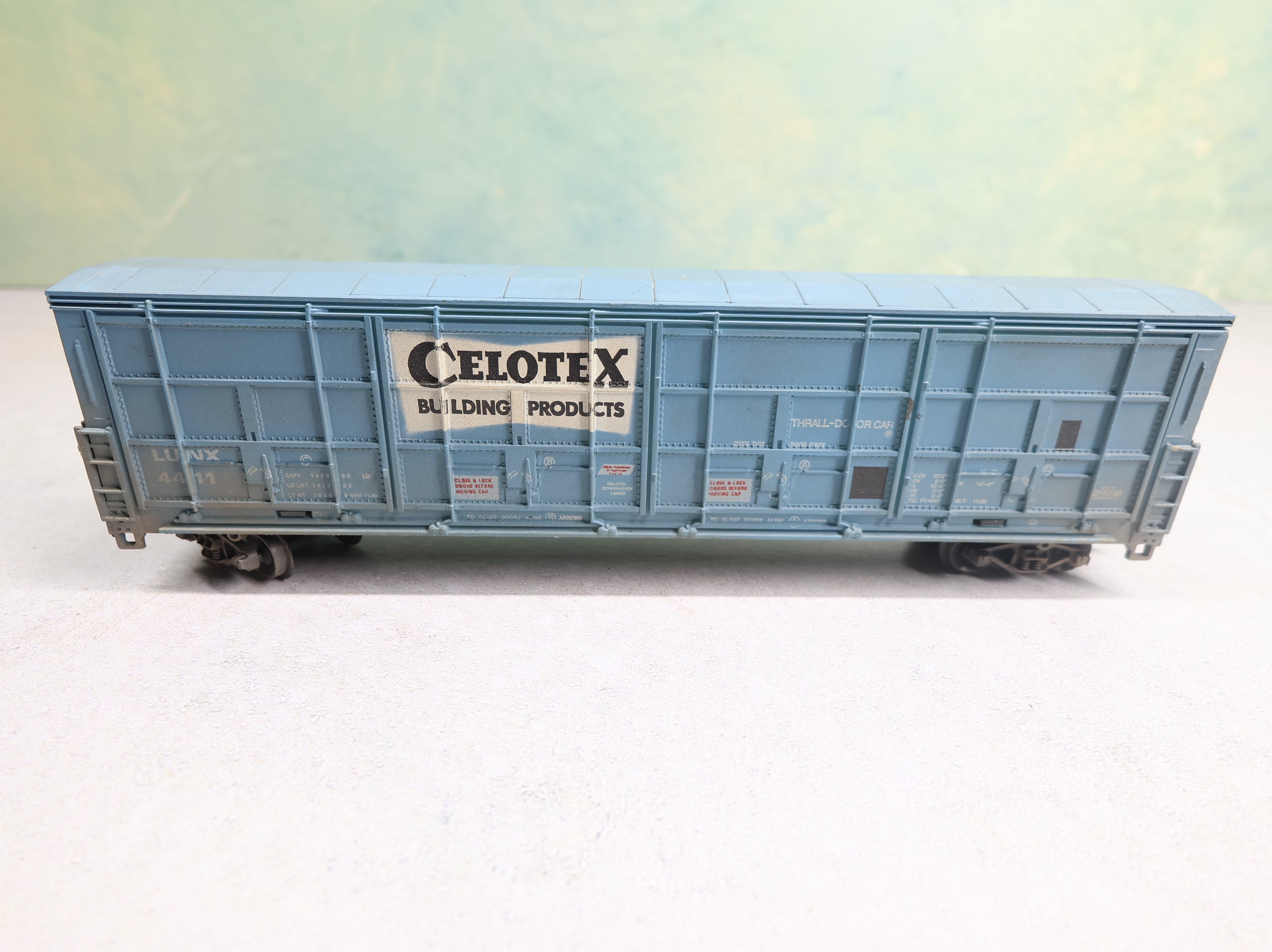USED Life-Like HO Scale 54' Thrall Door Box Car Celotex LUNX #4411 Weathered