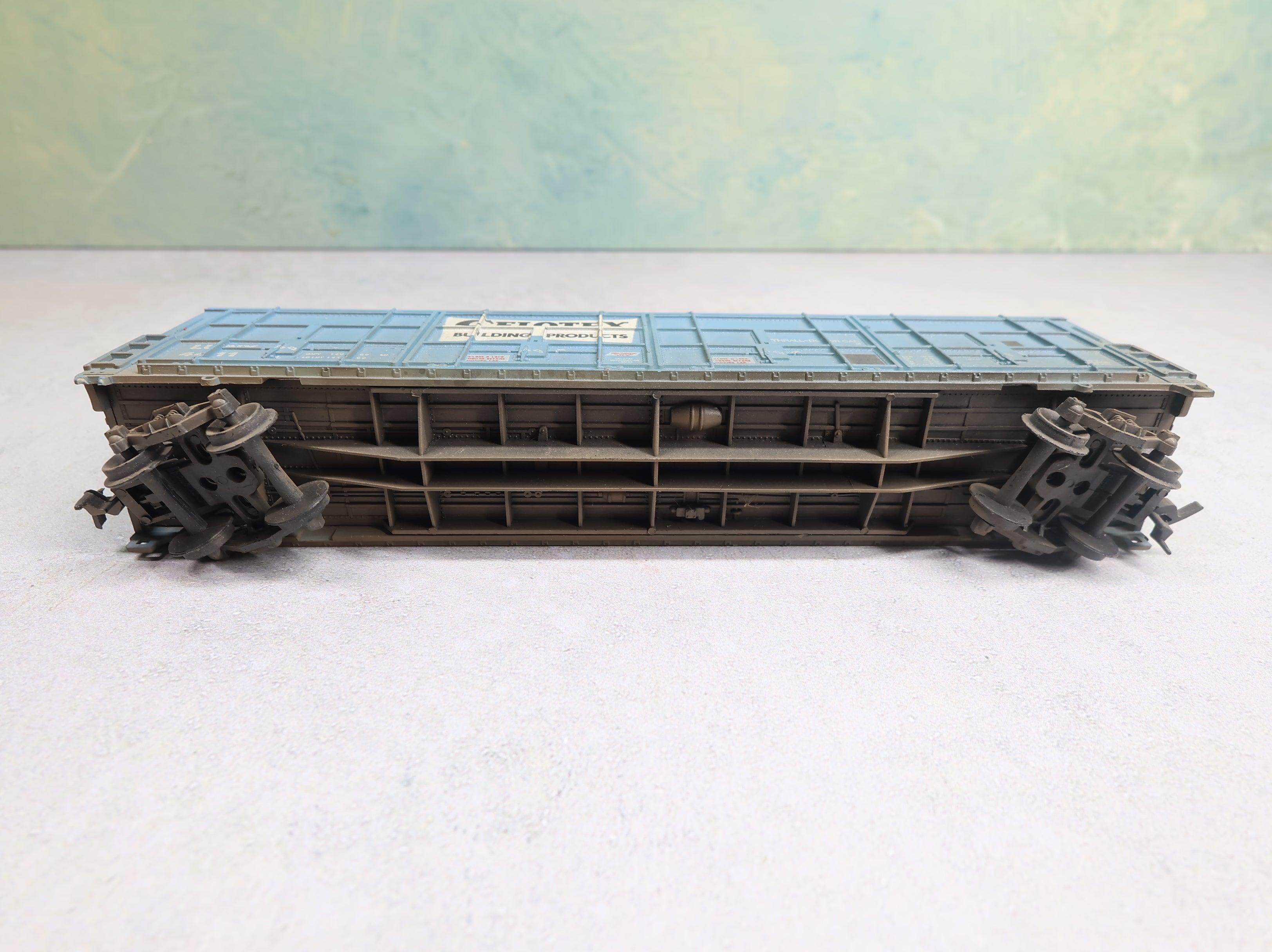 USED Life-Like HO Scale 54' Thrall Door Box Car Celotex LUNX #4411 Weathered