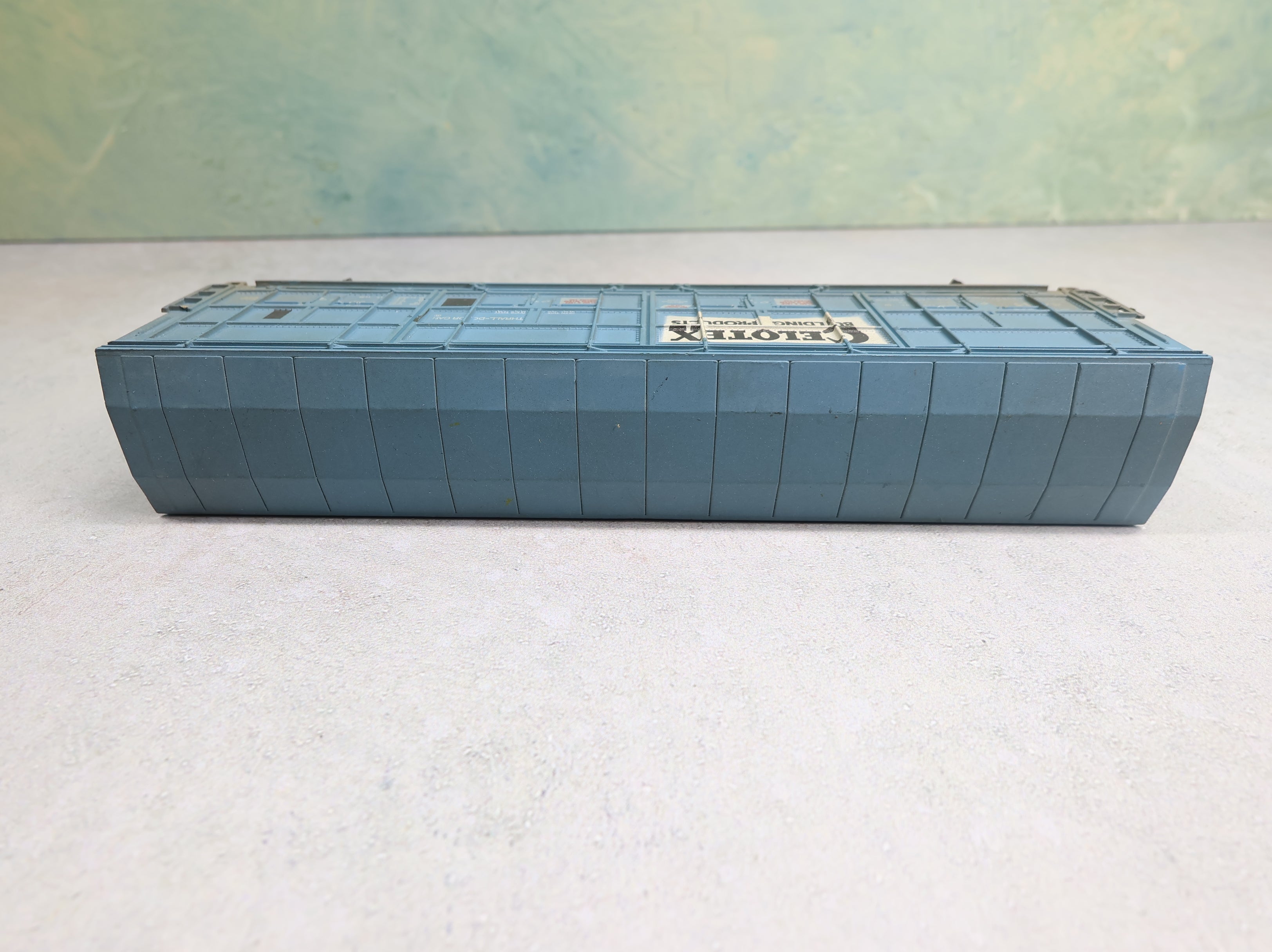 USED Life-Like HO Scale 54' Thrall Door Box Car Celotex LUNX #4411 Weathered