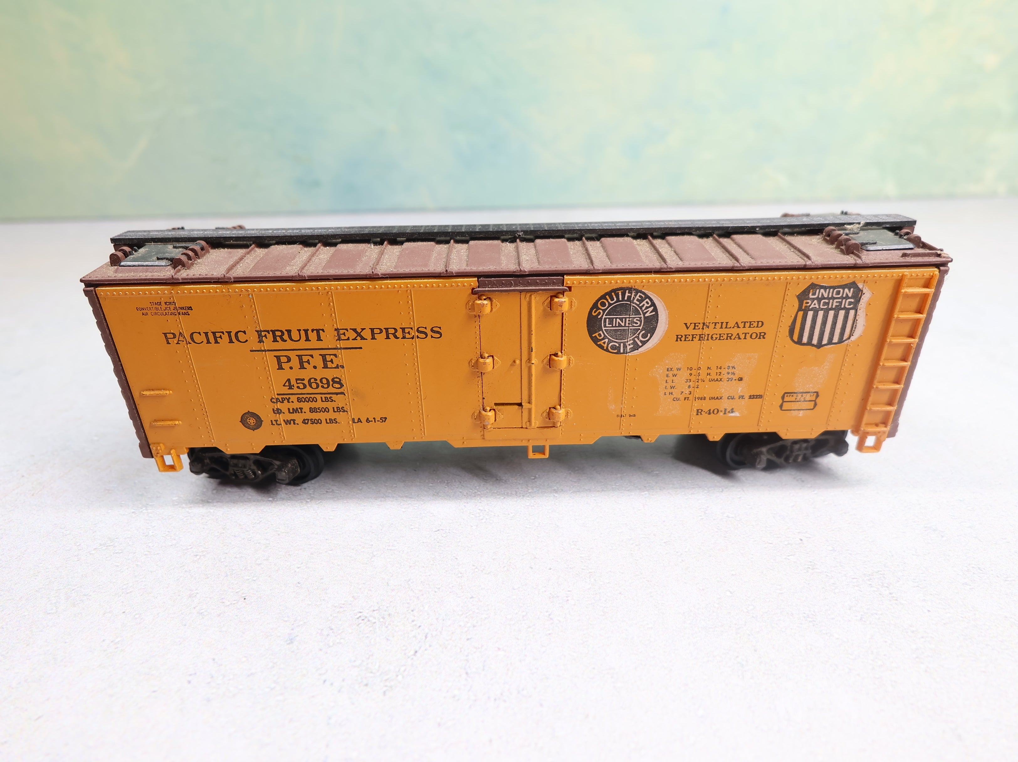 USED Athearn HO Scale 40' Reefer Box Car Pacific Fruit Express PFE #45698