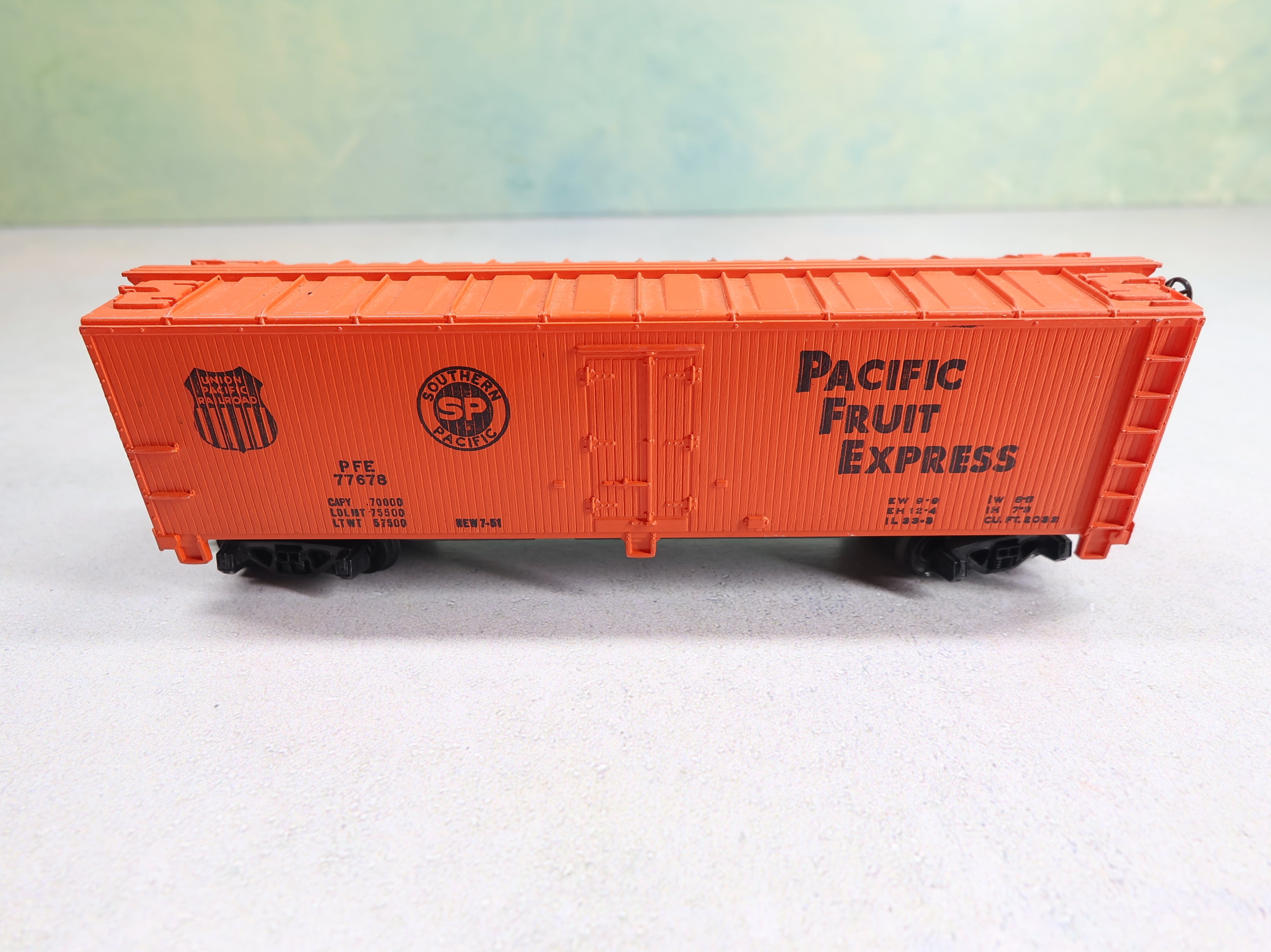 USED Tyco HO Scale 40' Wooden Reefer Box Car Pacific Fruit Express PFE #77678