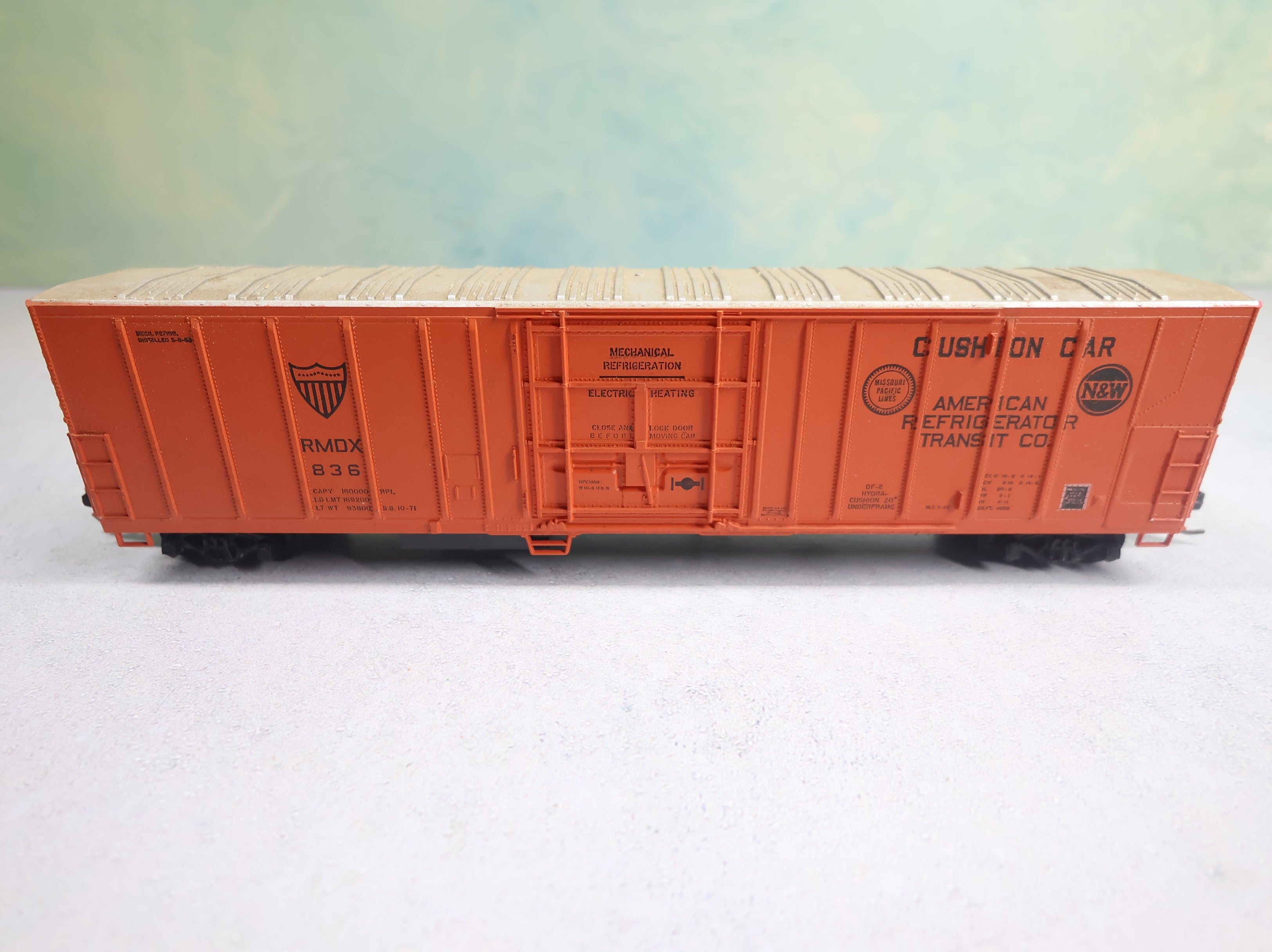 USED Athearn HO Scale 57' Mech Reefer Box Car American Refrigerator Transit RMDX #836 Light Weathering