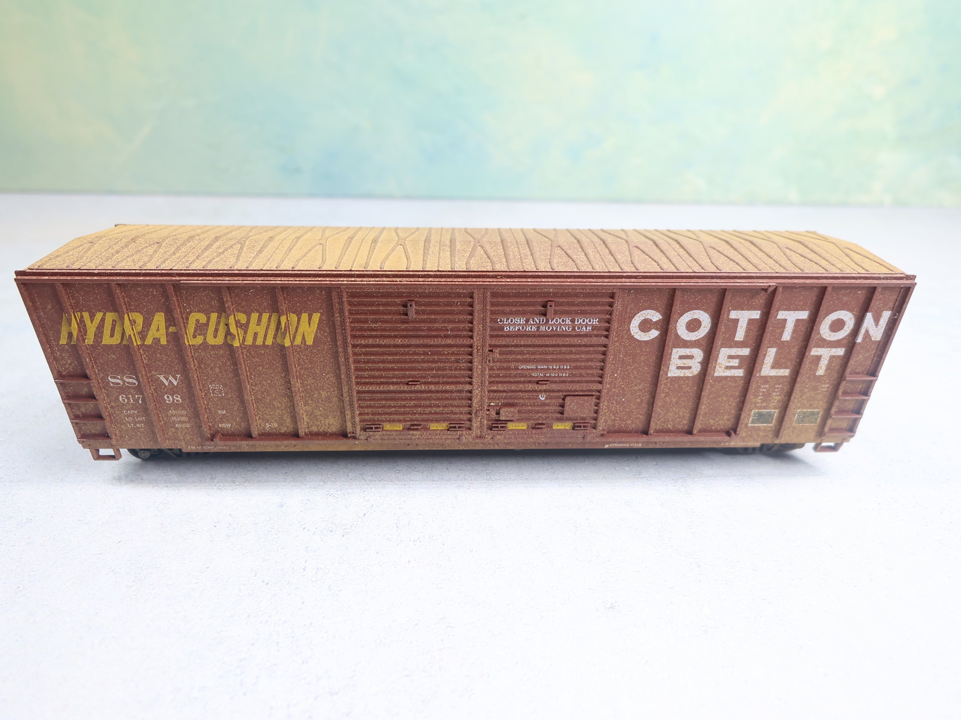 USED Roundhouse HO Scale 50' Hydra Cushion Box Car Cotton Belt SSW #61798 Weathered