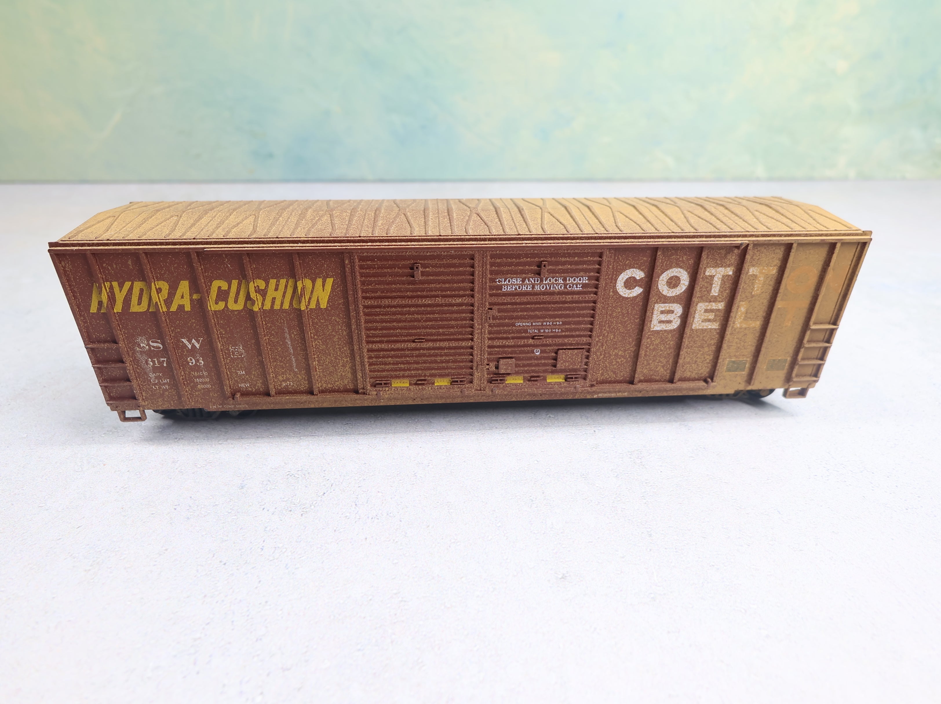 USED Roundhouse HO Scale 50' Hydra Cushion Box Car Cotton Belt SSW #61798 Weathered