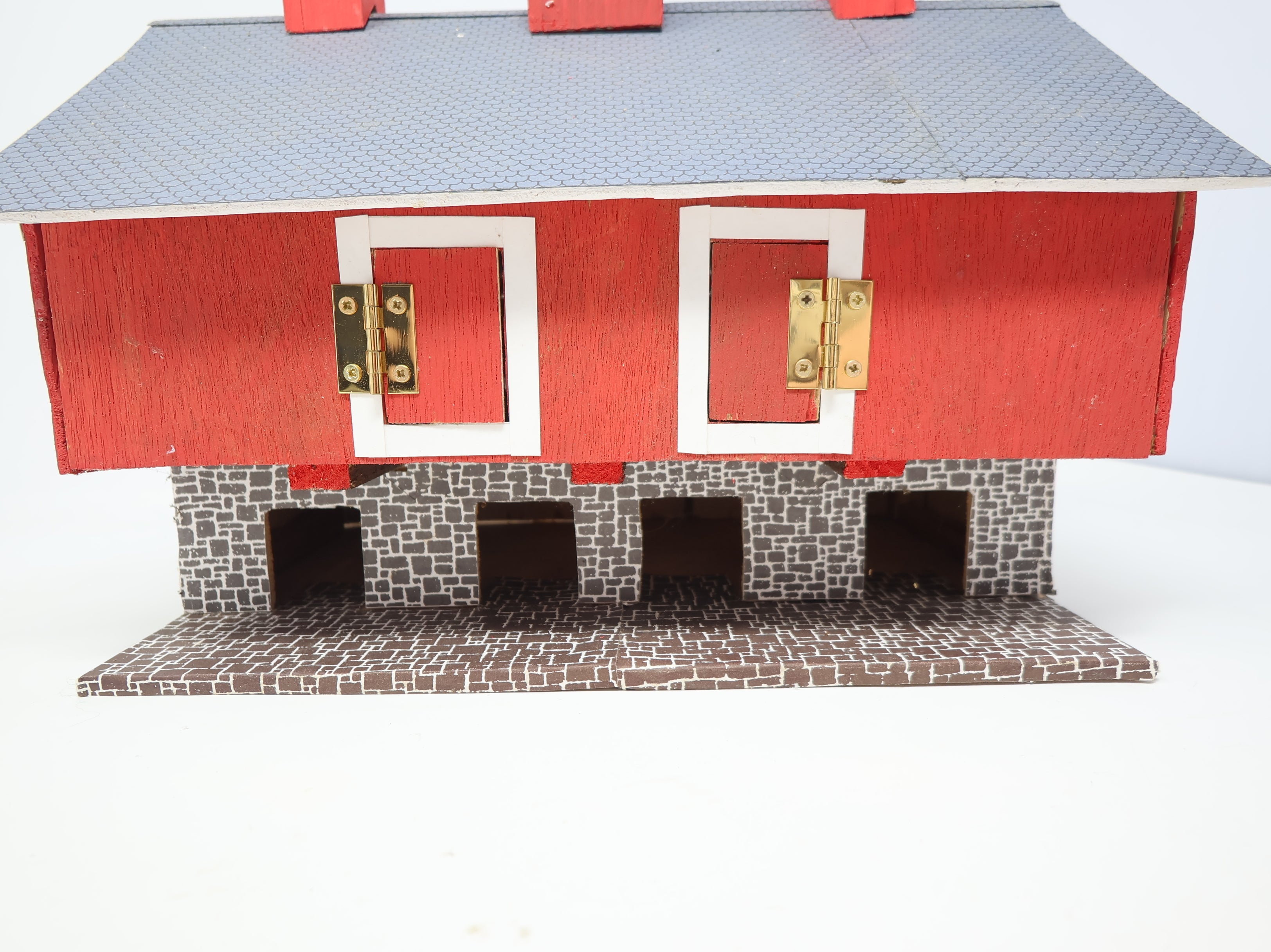 USED O Custom Wood Made Red Barn (Heavy)