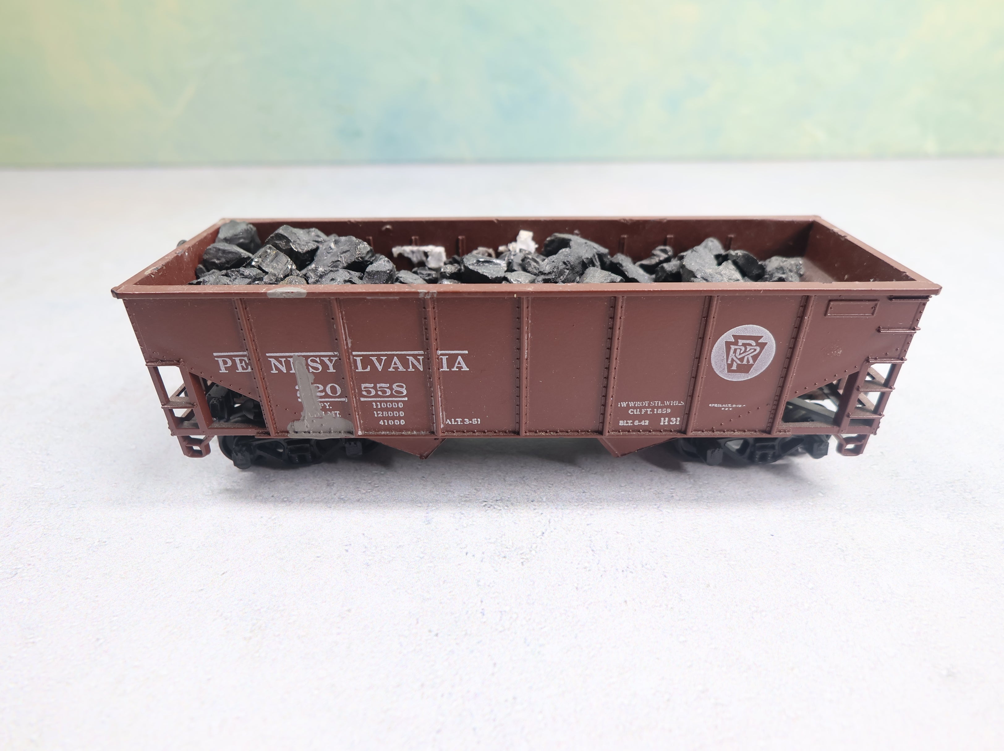 USED Athearn HO Scale 2 Bay Hopper Pennsylvania #220558 w/ Coal Load