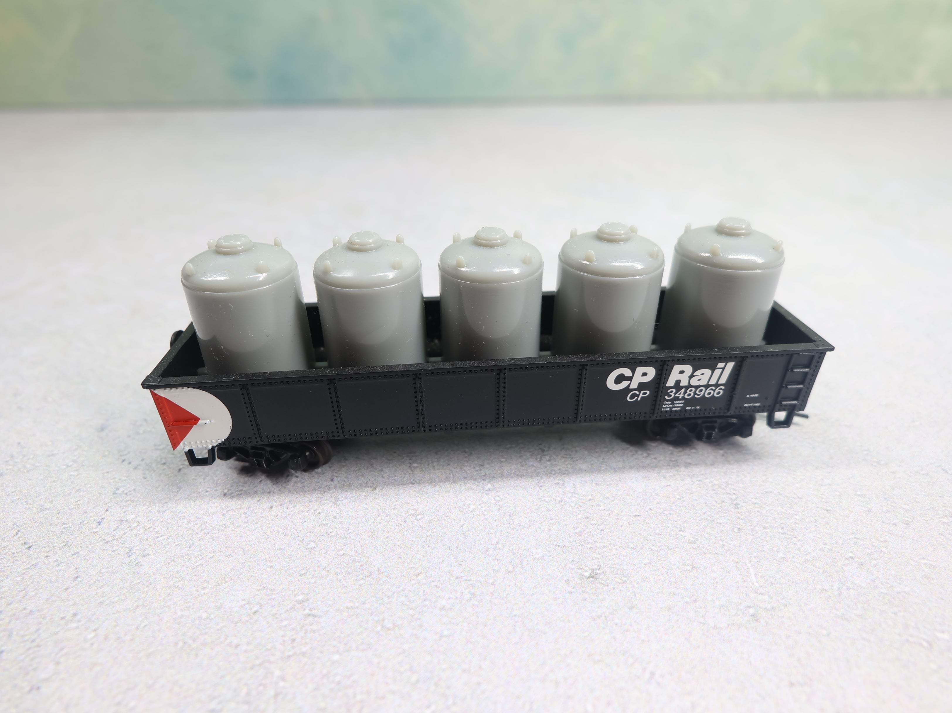 USED Atlas Trainman 50001361 N Scale 42' Gondola Canadian Pacific CP #348966 w/ Canister Load, Knuckle Couplers