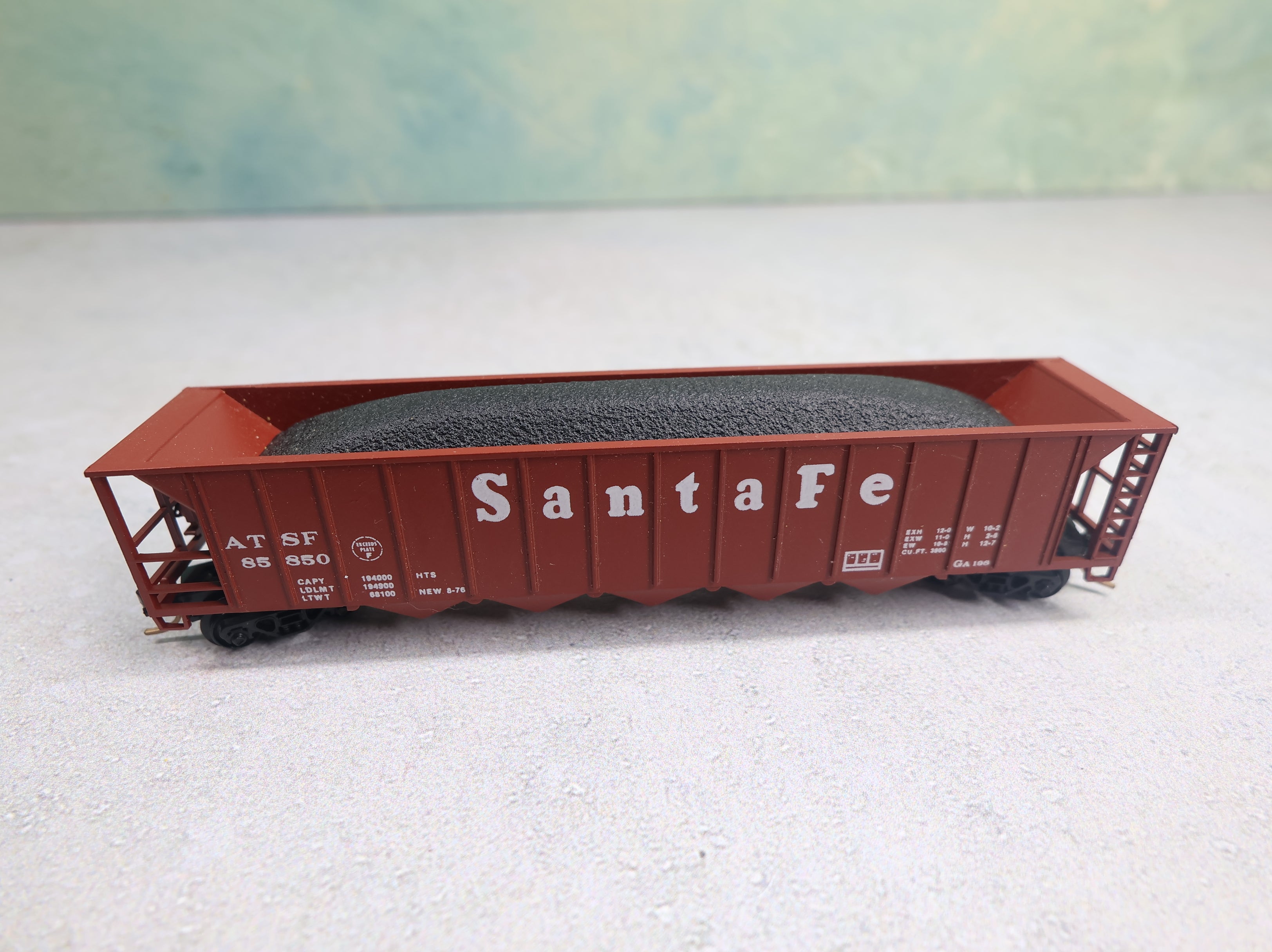 USED Unimate N Scale 5 Bay Hopper Santa Fe ATSF #85850 w/ Coal, Knuckle Couplers