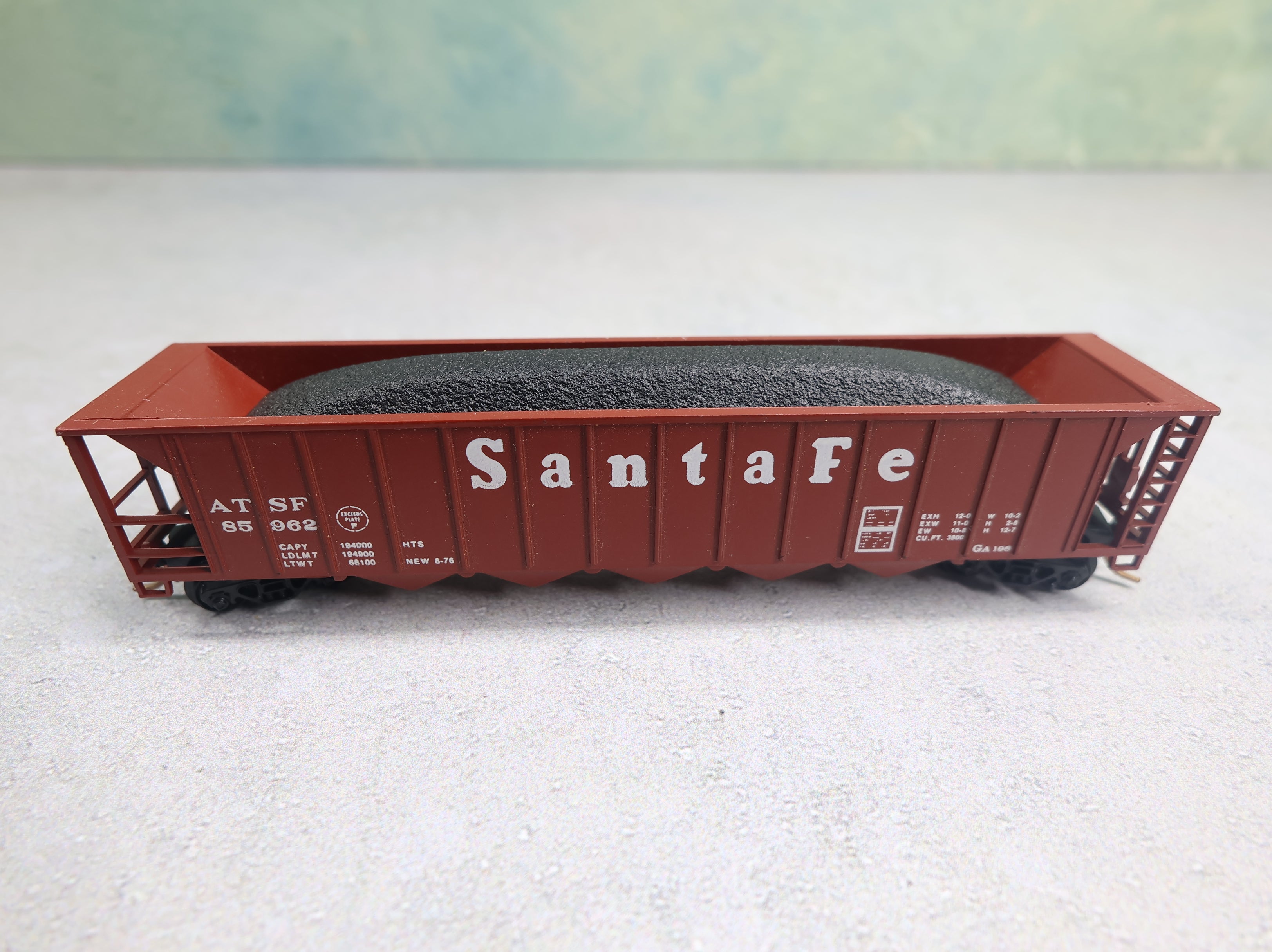USED Unimate N Scale 5 Bay Hopper Santa Fe ATSF #85962 w/ Coal, Knuckle Couplers