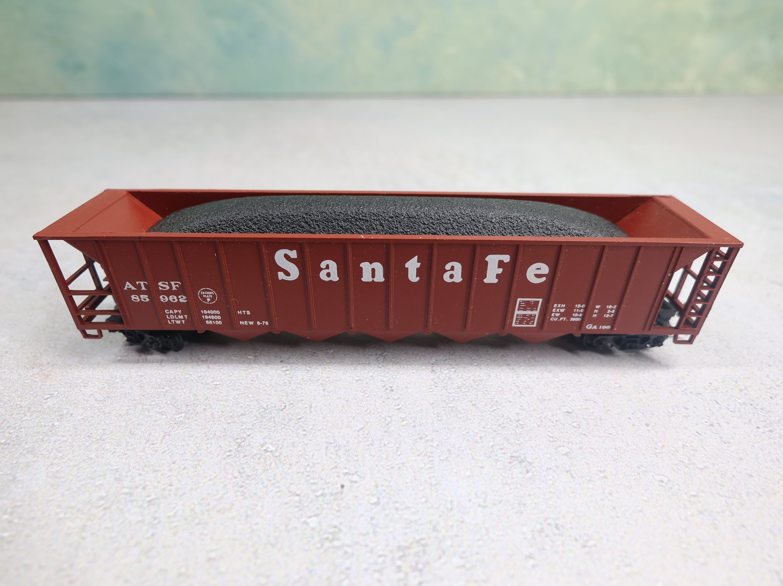 USED Unimate N Scale 5 Bay Hopper Santa Fe ATSF #85962 w/ Coal, Knuckle Couplers