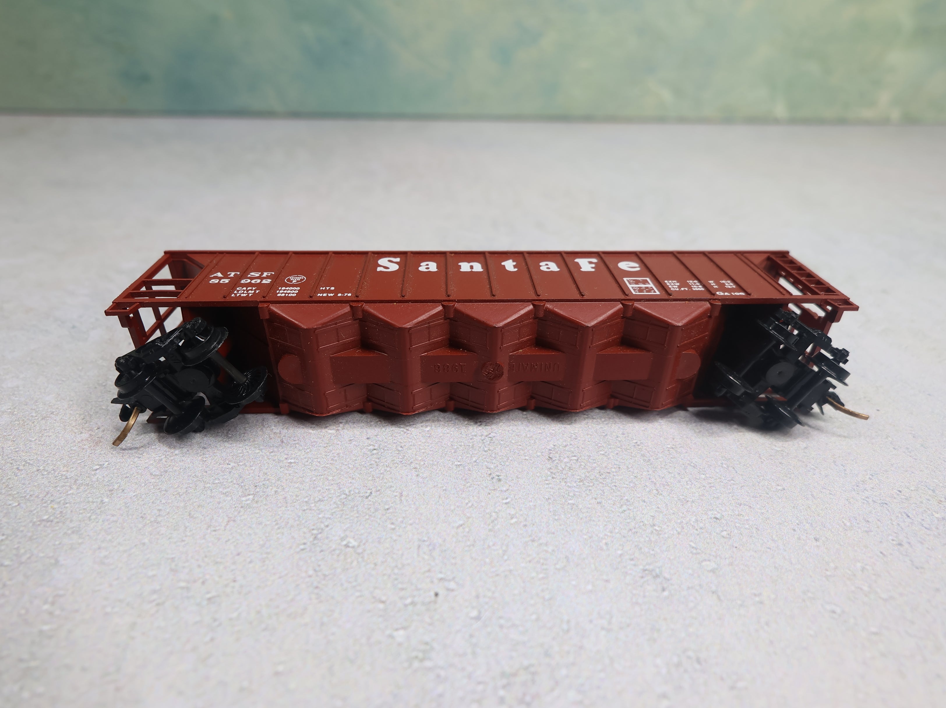USED Unimate N Scale 5 Bay Hopper Santa Fe ATSF #85962 w/ Coal, Knuckle Couplers