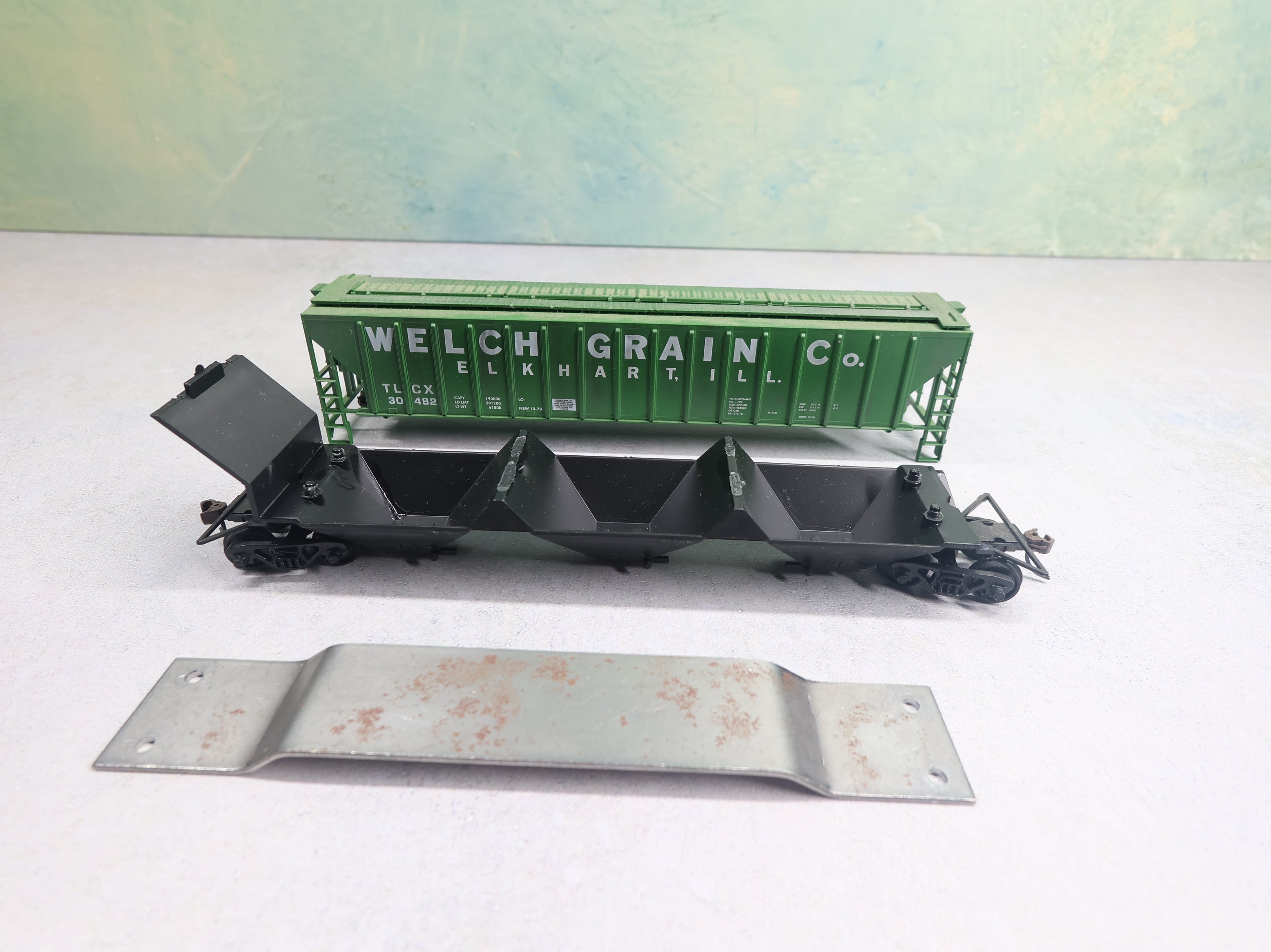 USED Athearn HO Scale 3 Bay Covered Hopper Welch Grain Co TLCX #30482 Lightly Weathered
