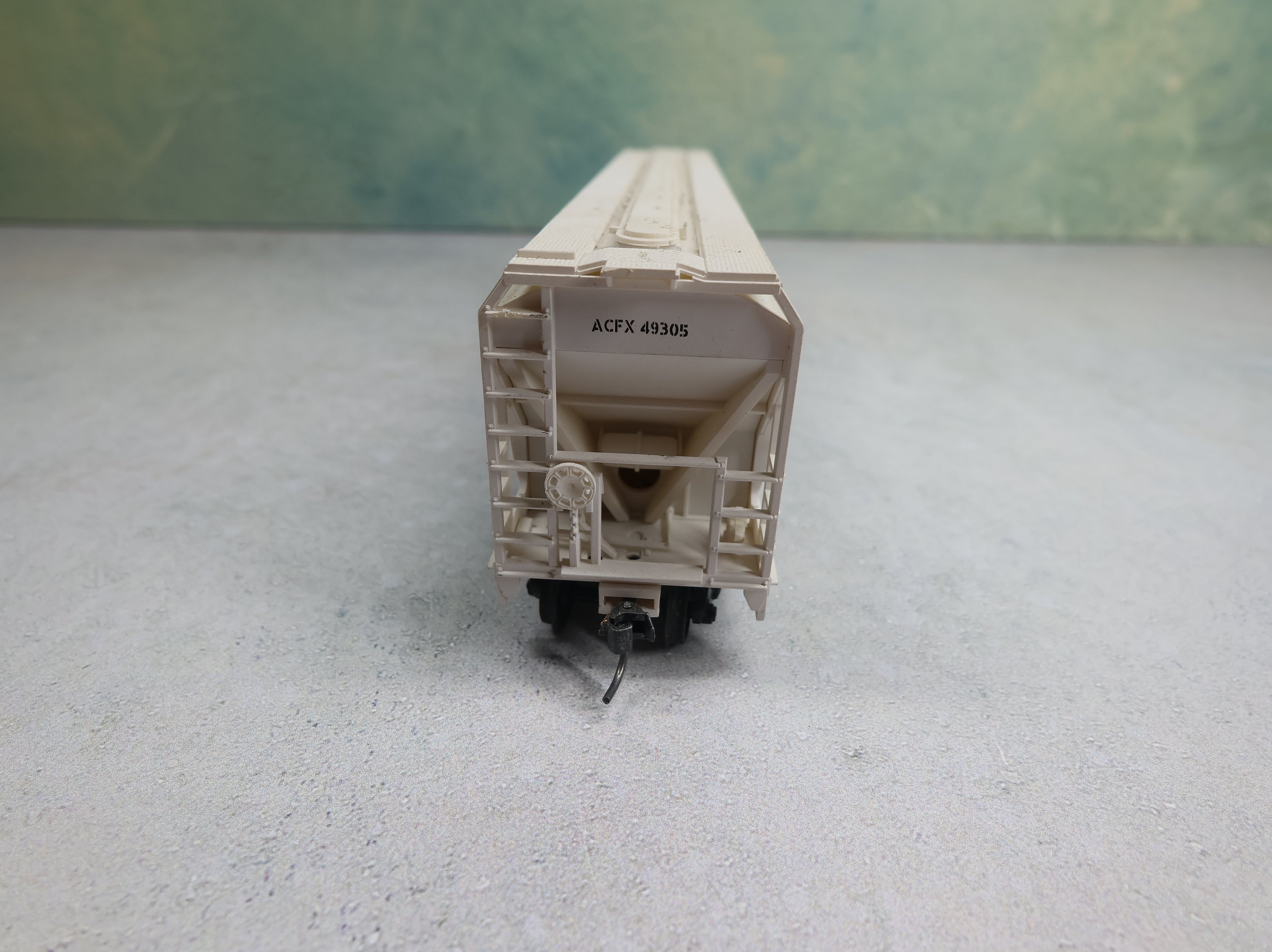USED Accurail HO Scale 3 Bay ACF Center Flow Hopper Engelhard ACFX #49305