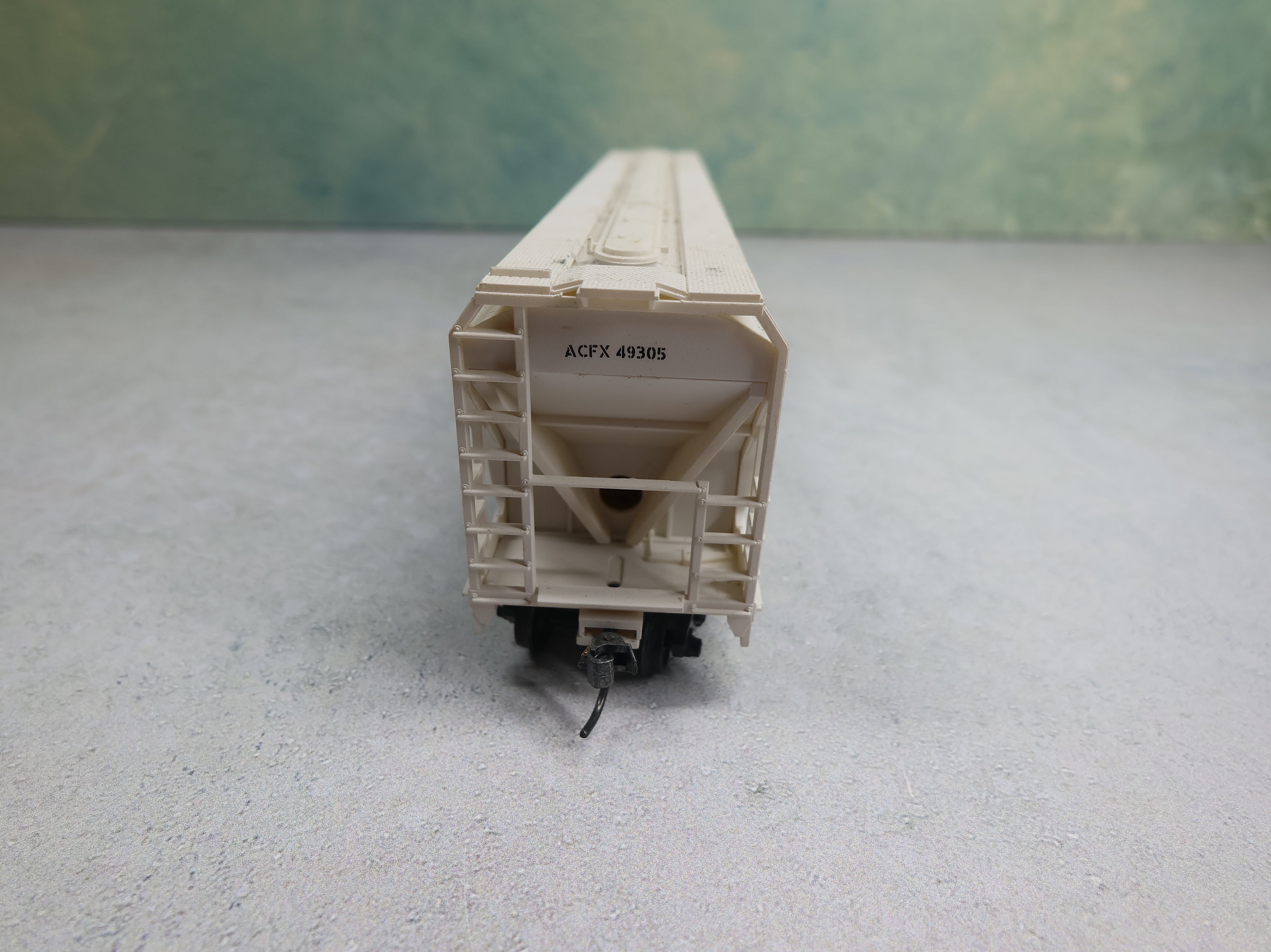 USED Accurail HO Scale 3 Bay ACF Center Flow Hopper Engelhard ACFX #49305