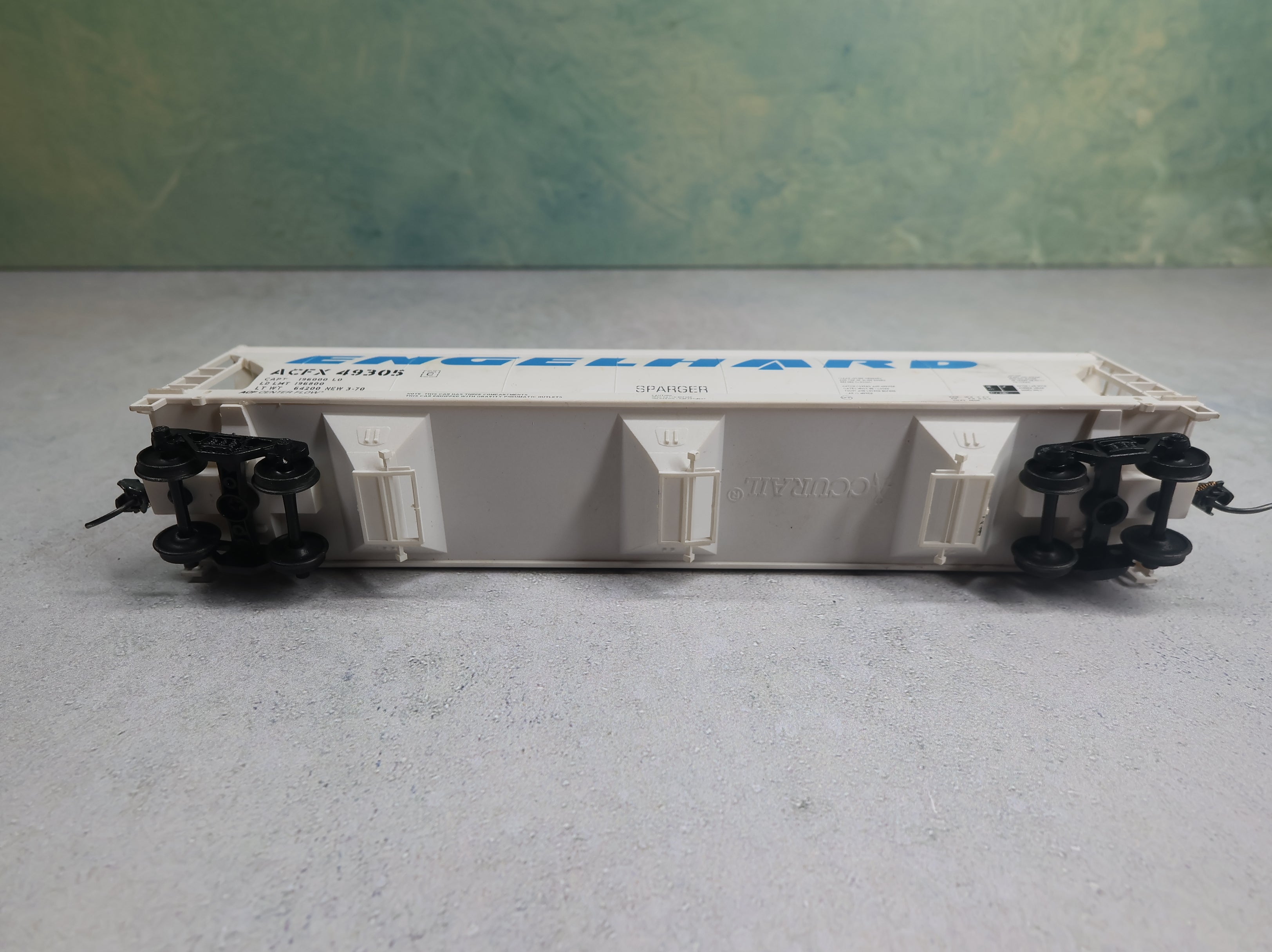 USED Accurail HO Scale 3 Bay ACF Center Flow Hopper Engelhard ACFX #49305