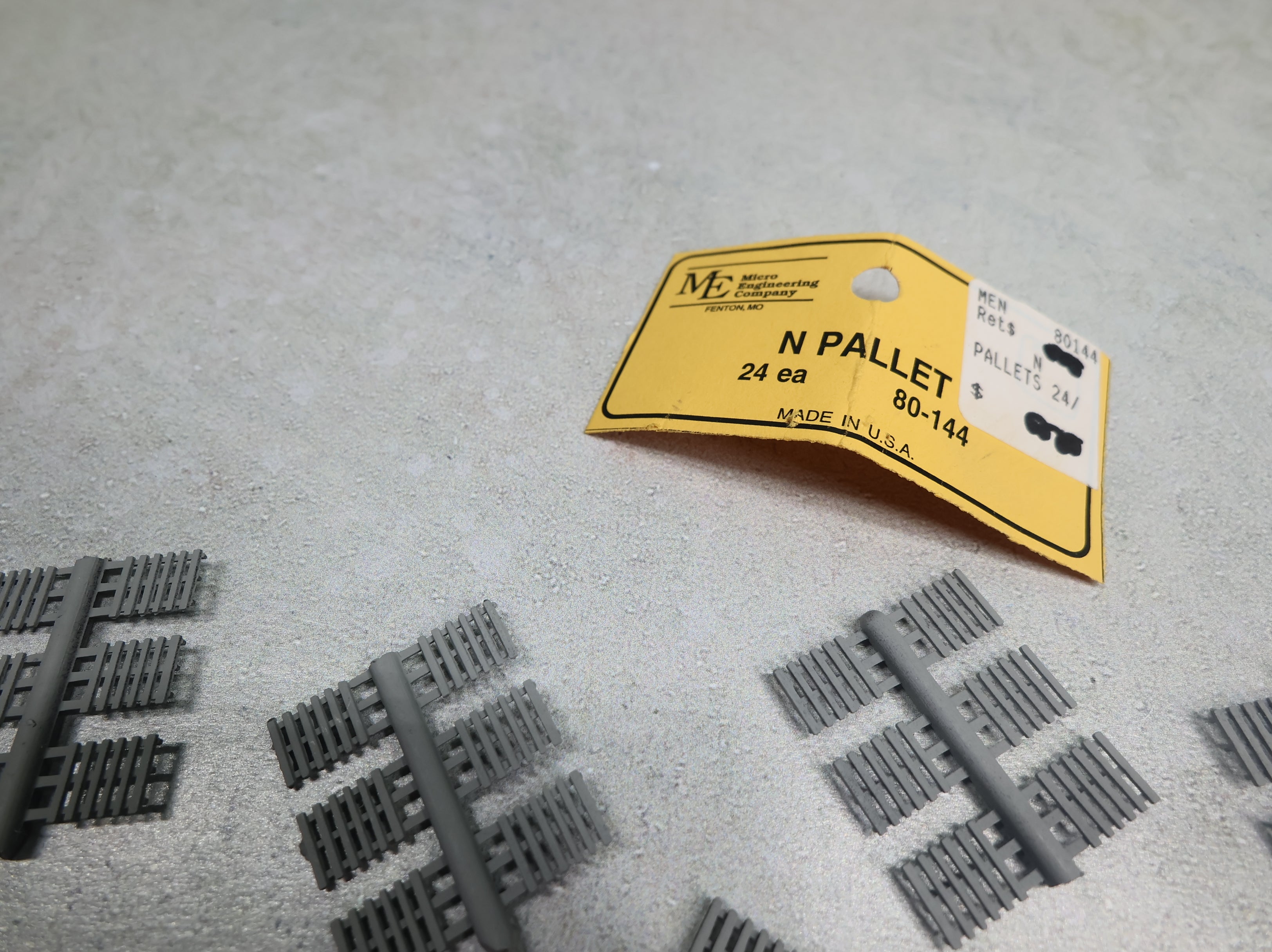 USED Micro Engineering Company 80-144 N Scale Pallets (72 pcs)