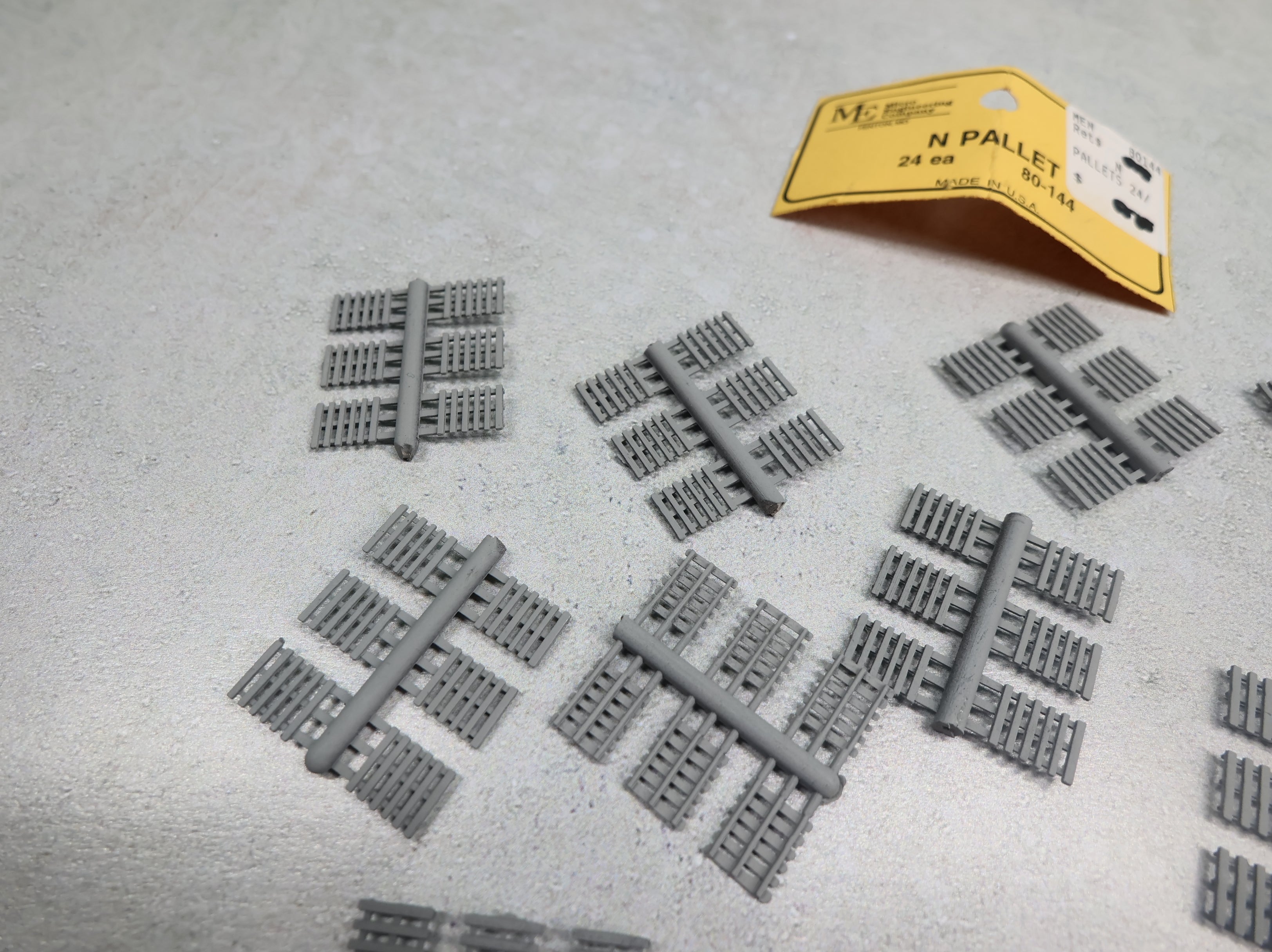 USED Micro Engineering Company 80-144 N Scale Pallets (72 pcs)