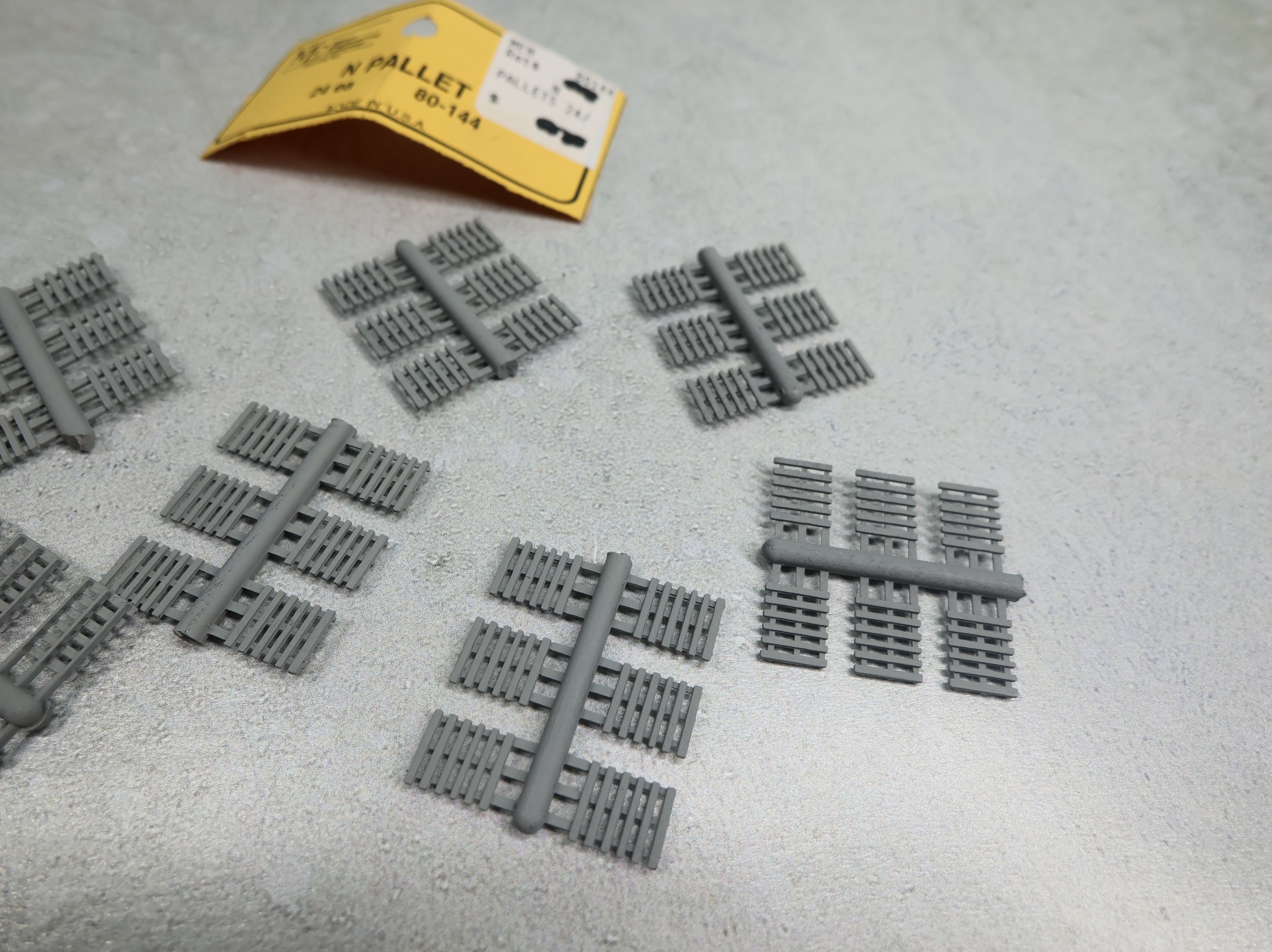 USED Micro Engineering Company 80-144 N Scale Pallets (72 pcs)