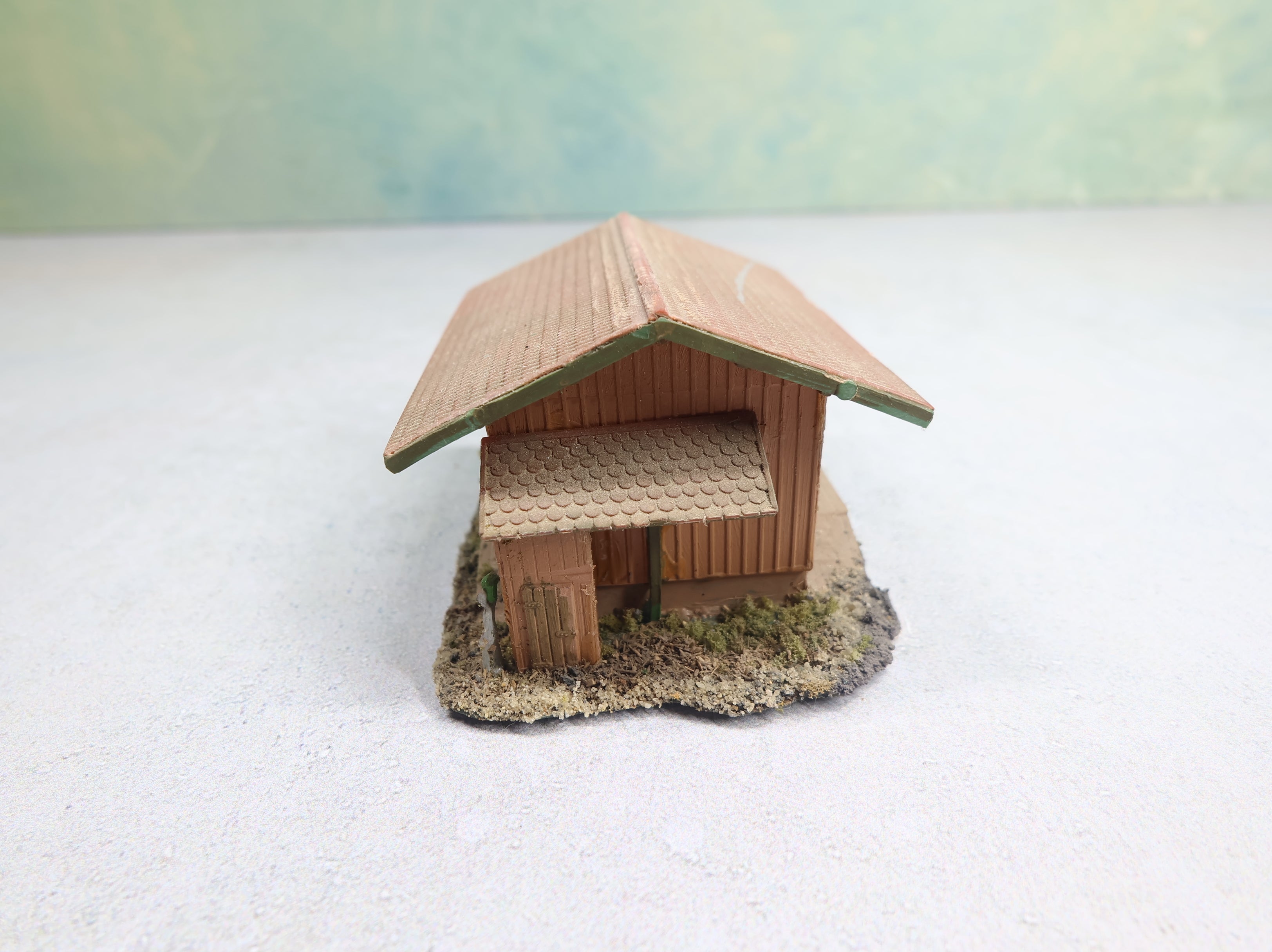 USED Pola N Scale Shed with Greenery