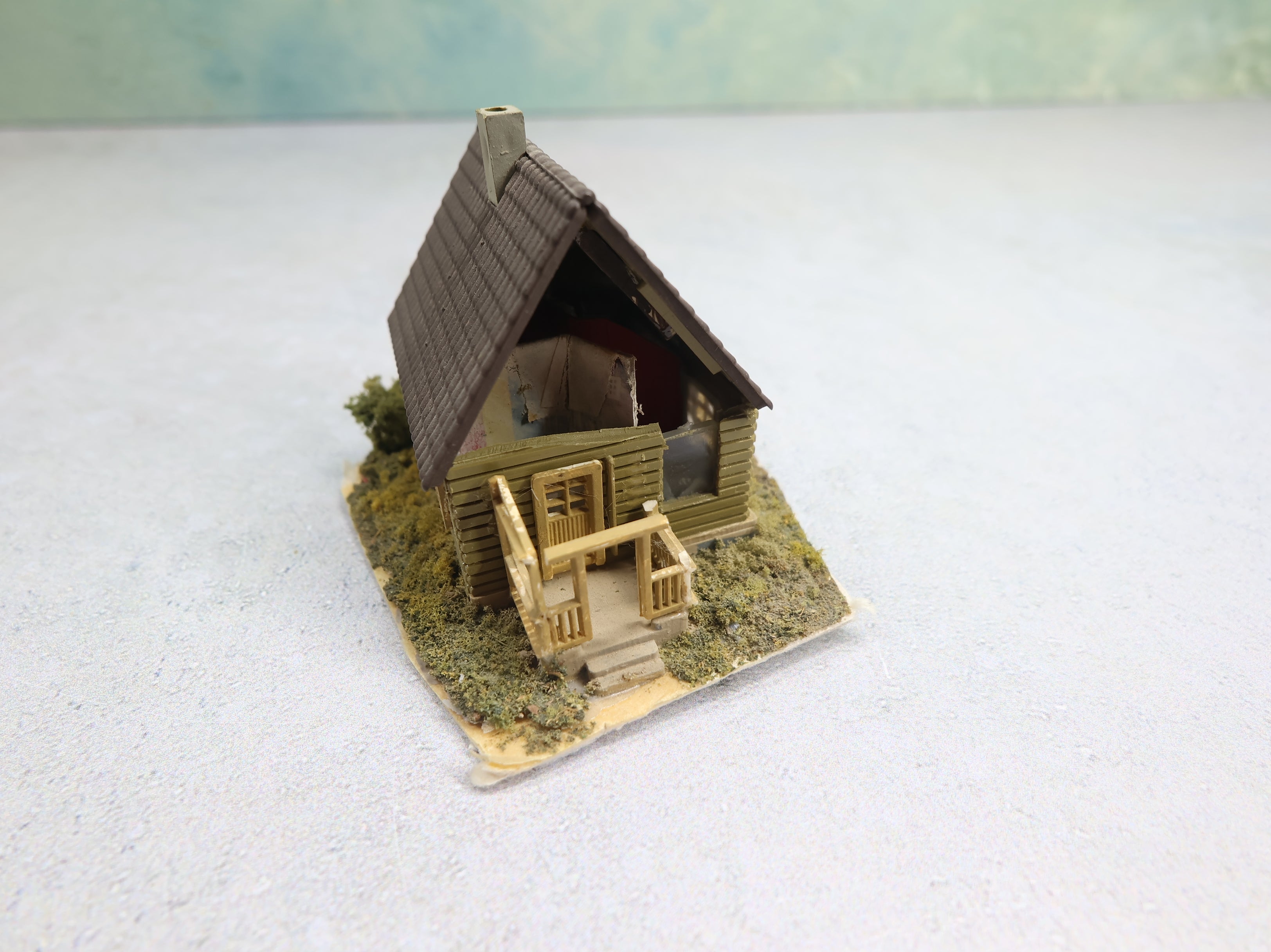 USED N Scale Vacation Home (missing 1 piece) w/ Greenery