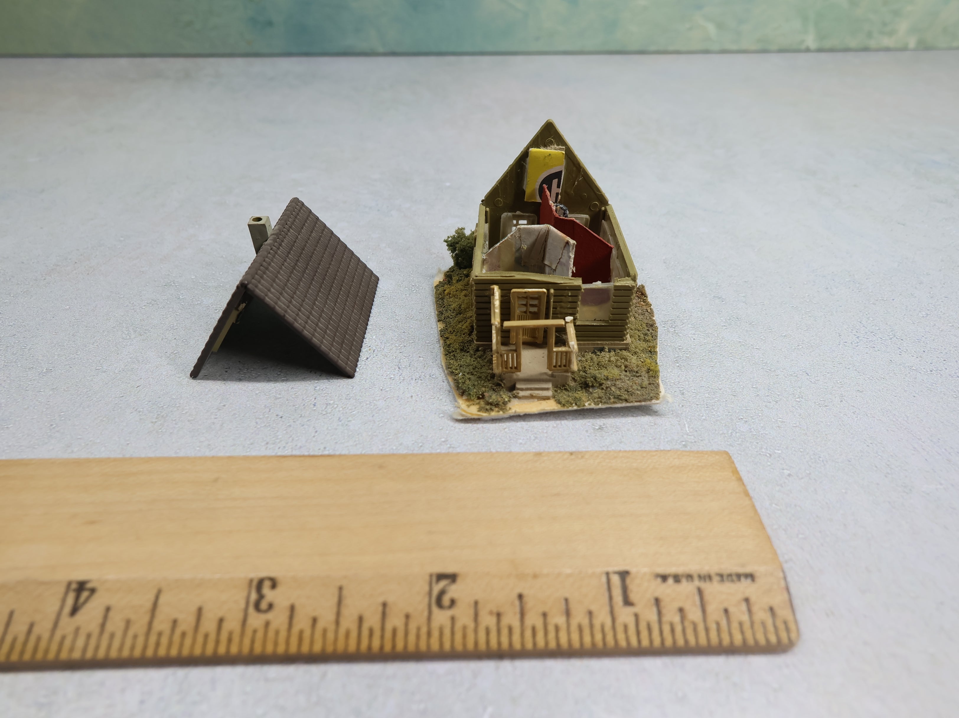 USED N Scale Vacation Home (missing 1 piece) w/ Greenery