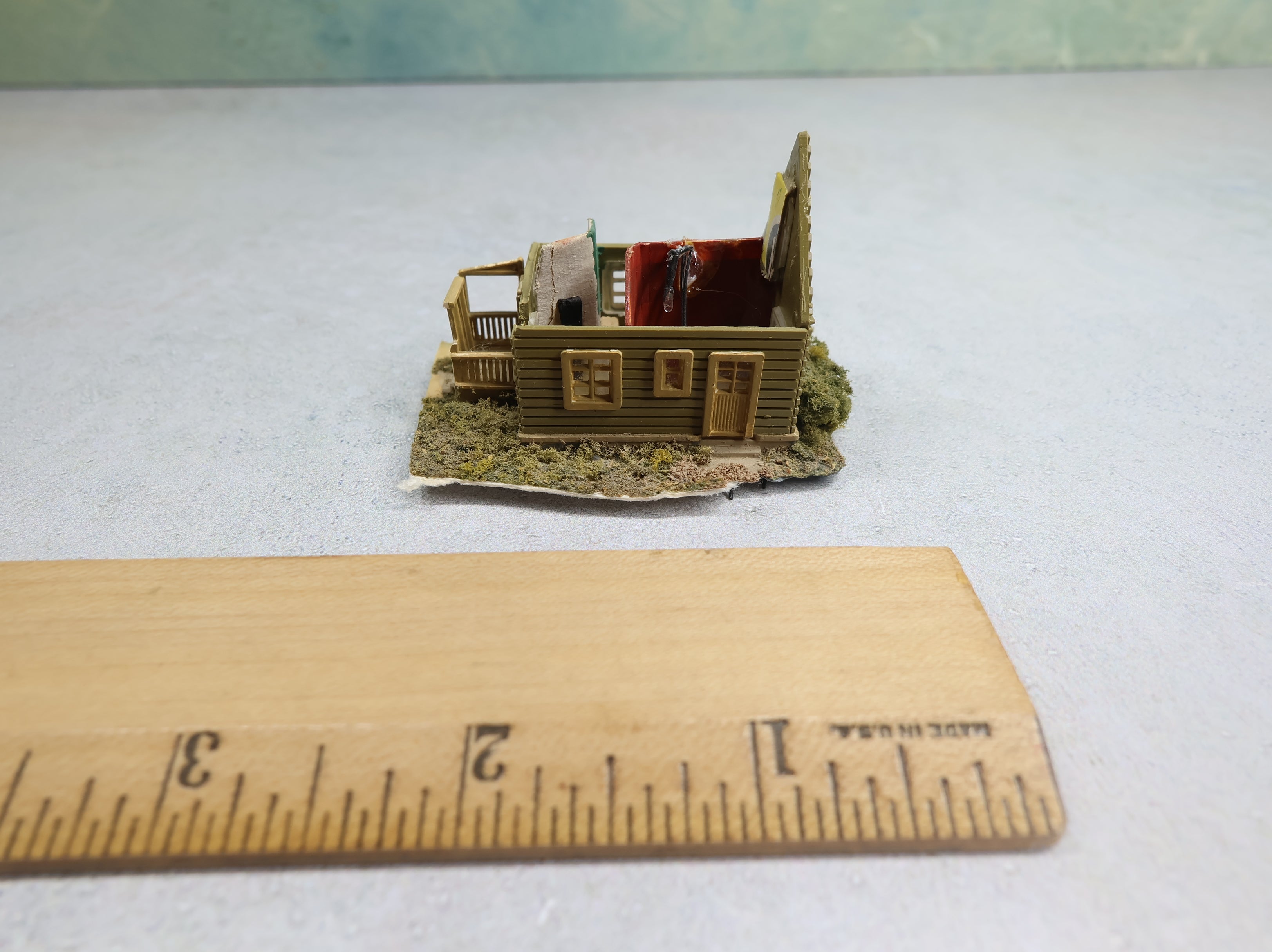 USED N Scale Vacation Home (missing 1 piece) w/ Greenery
