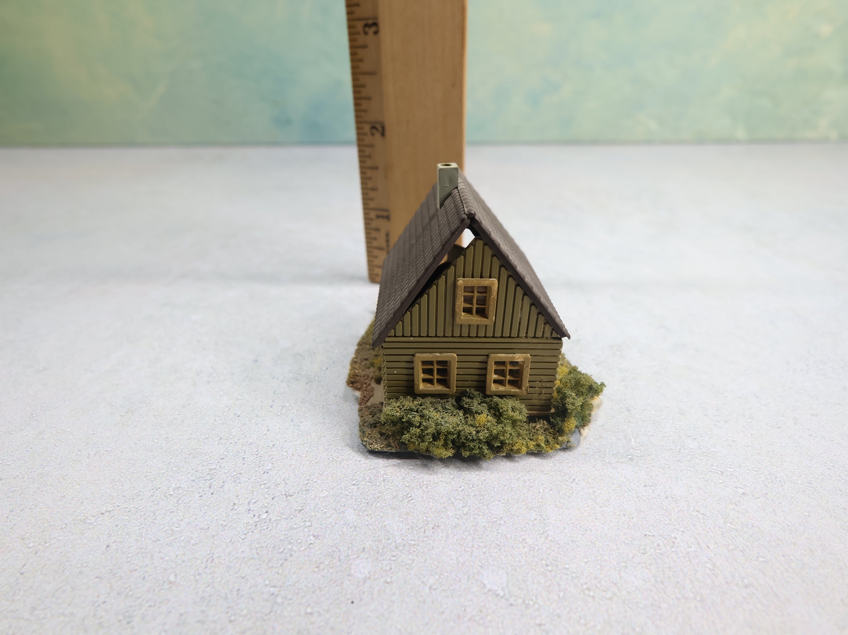 USED N Scale Vacation Home (missing 1 piece) w/ Greenery