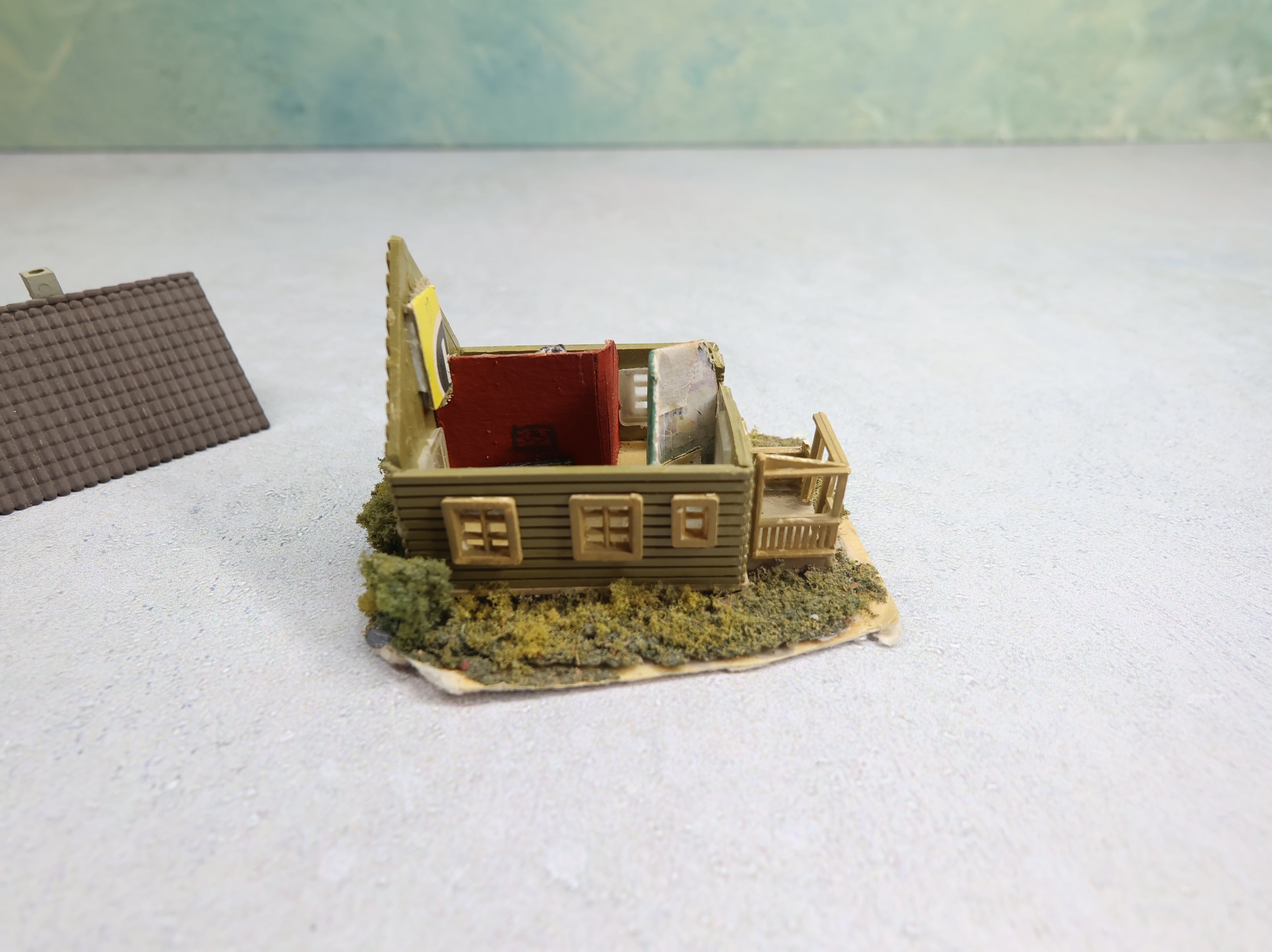 USED N Scale Vacation Home (missing 1 piece) w/ Greenery