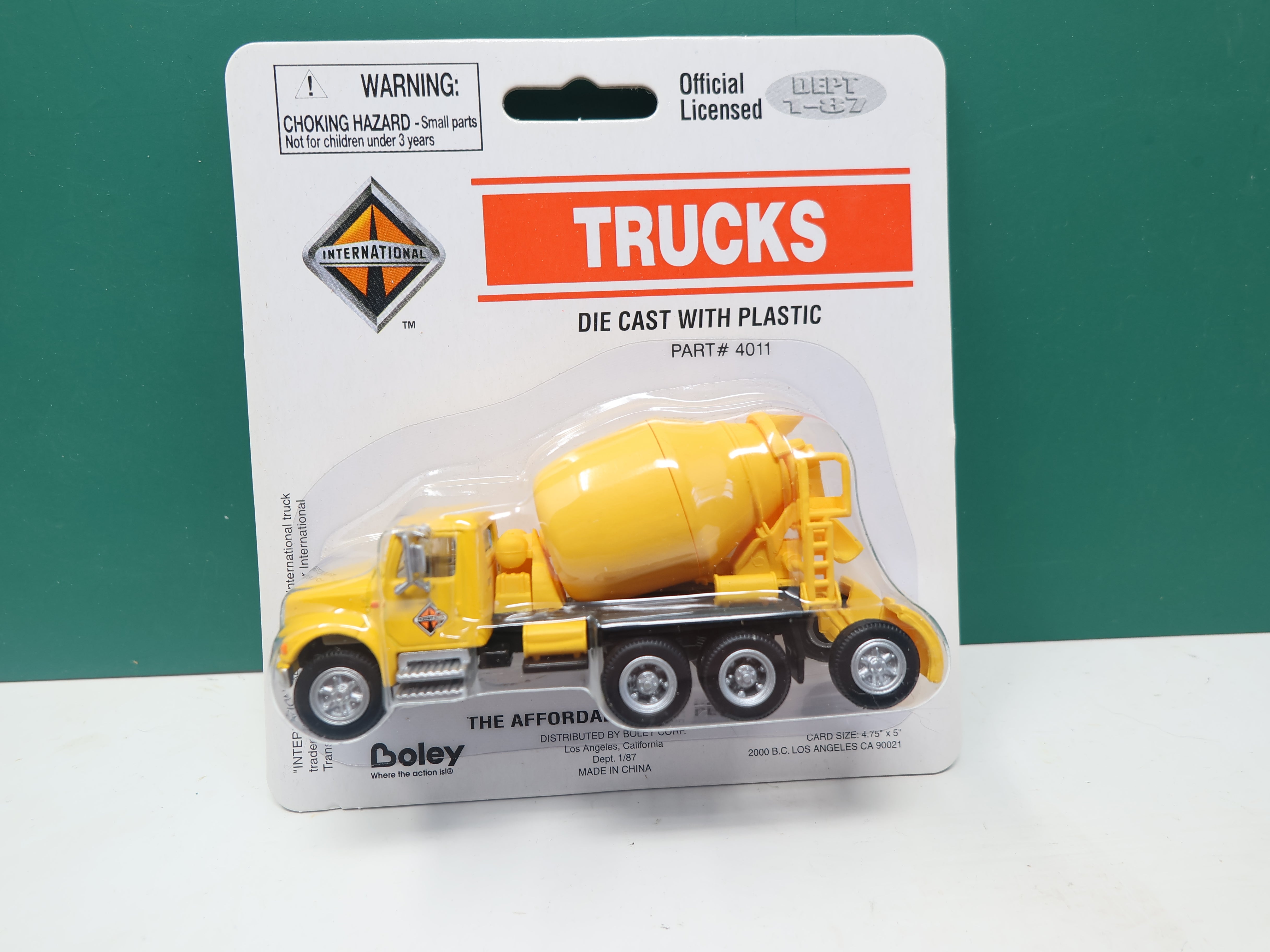Boley 4011 HO Scale, Yellow International Truck 4-Axle Cement Mixer