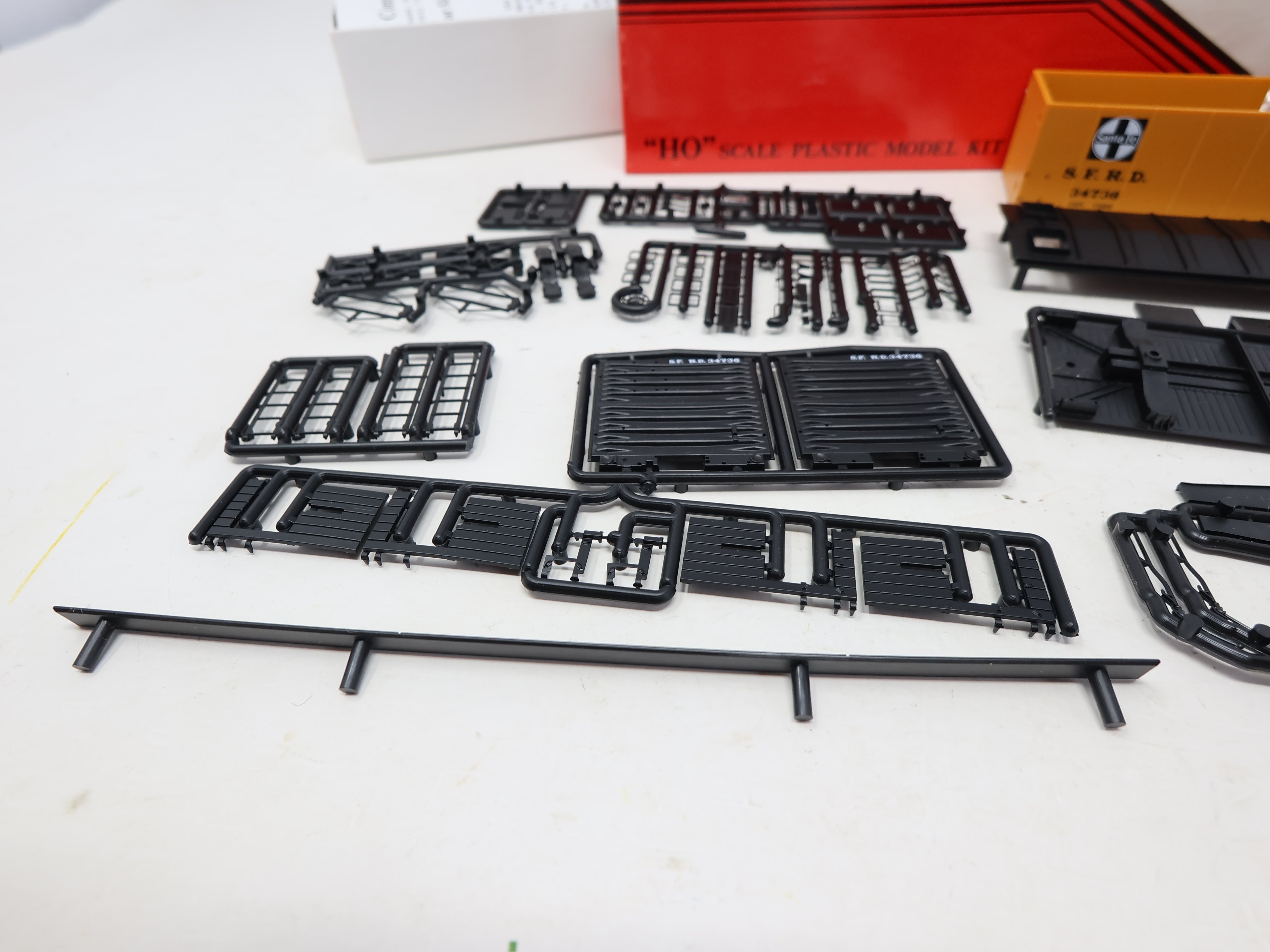 USED Intermountain HO Scale, Refrigerator Box Car, Santa Fe SFRD #34736 (KIT)