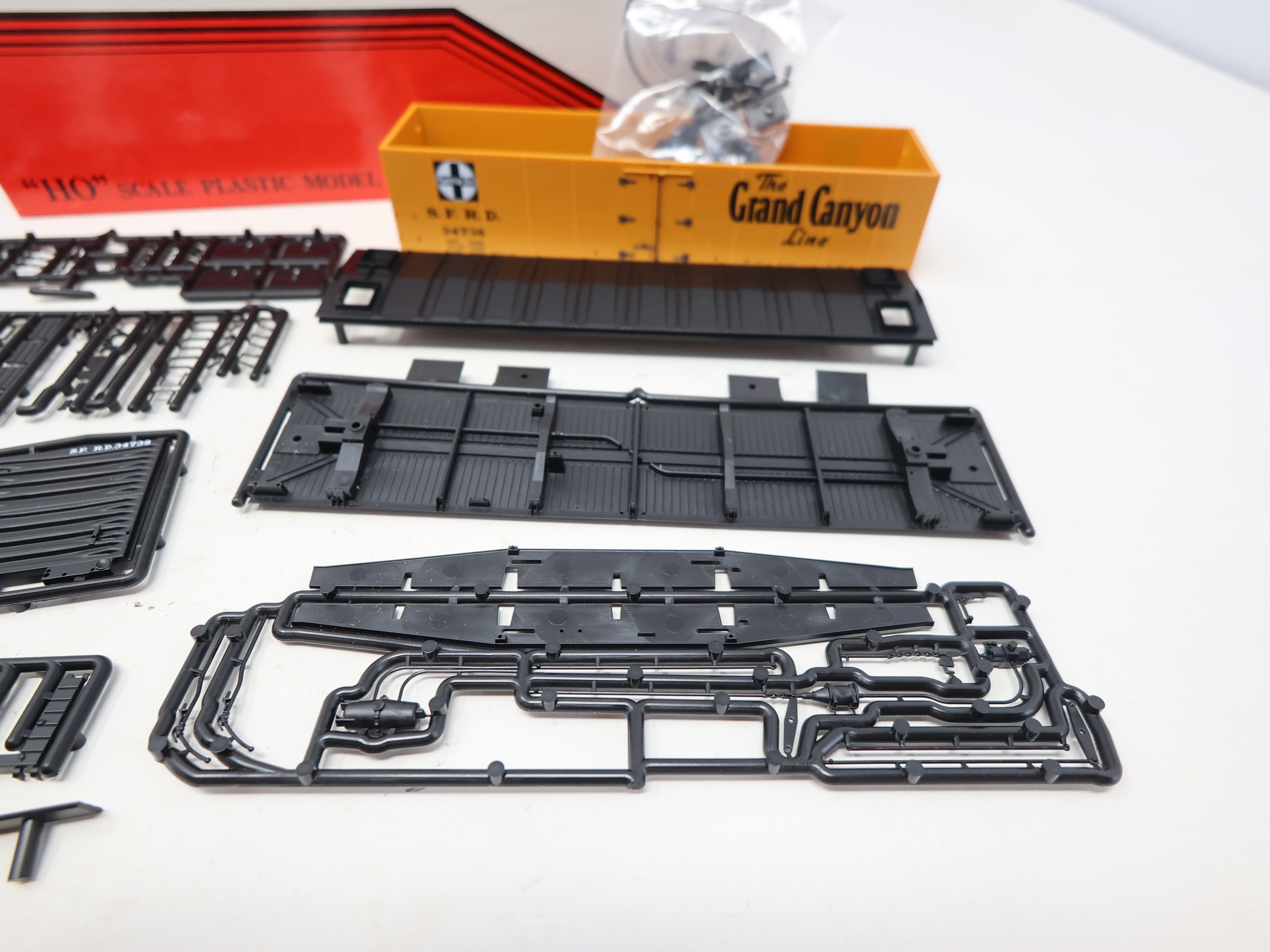 USED Intermountain HO Scale, Refrigerator Box Car, Santa Fe SFRD #34736 (KIT)