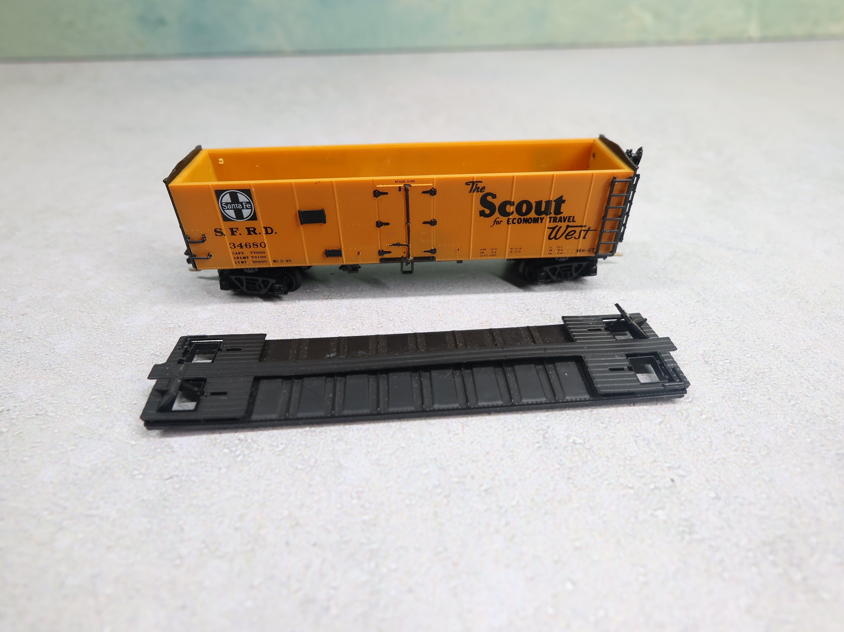 USED Intermountain N Scale 40' Reefer Box Car Santa Fe SFRD #34680 Knuckle Couplers