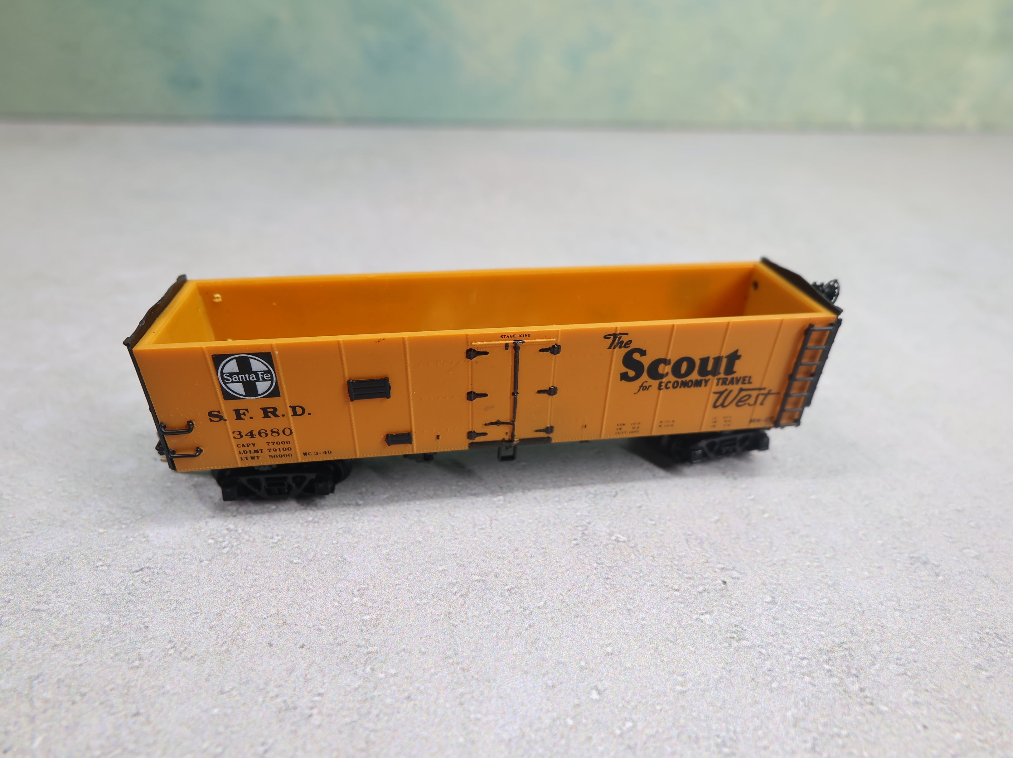 USED Intermountain N Scale 40' Reefer Box Car Santa Fe SFRD #34680 Knuckle Couplers