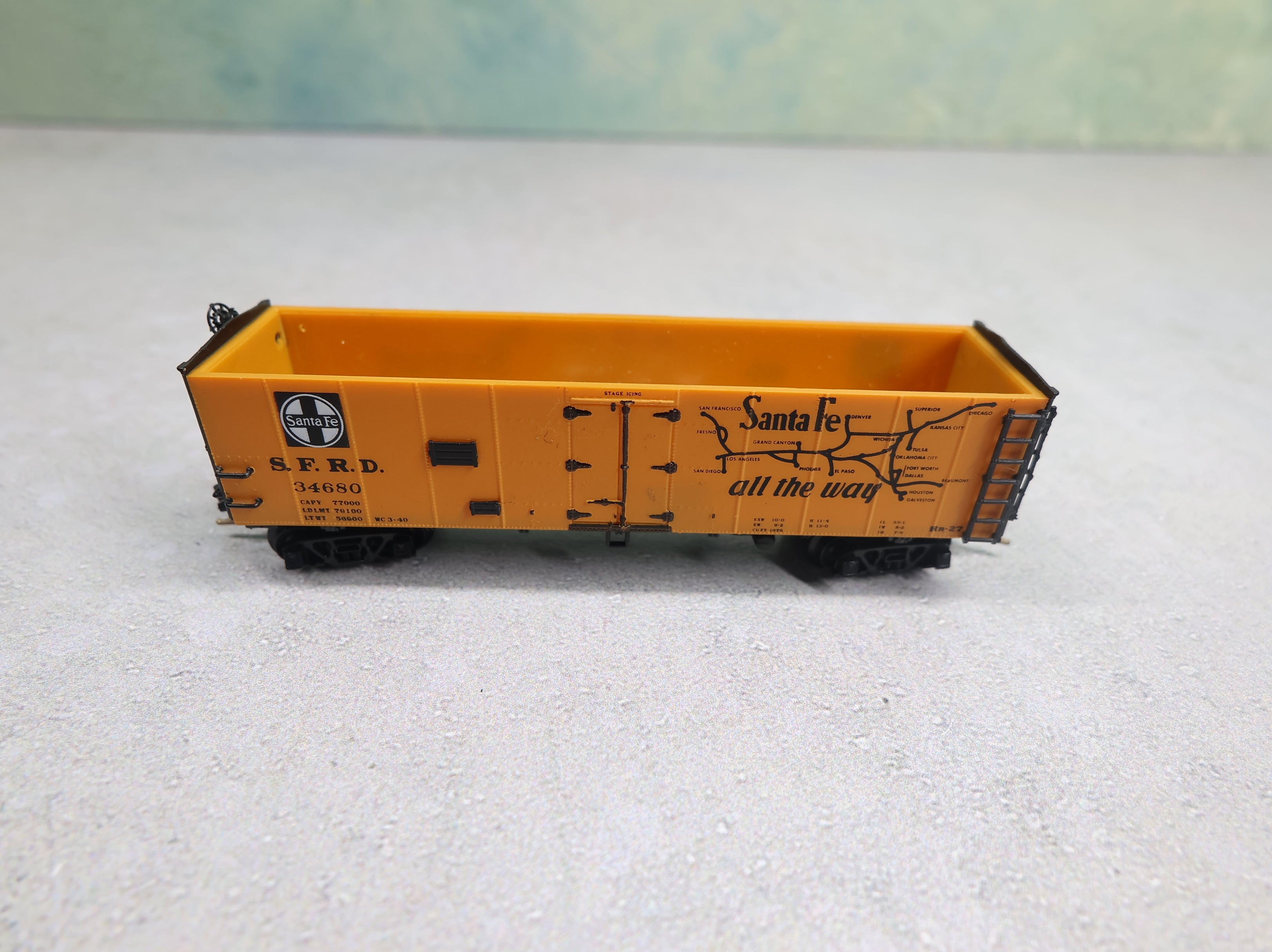 USED Intermountain N Scale 40' Reefer Box Car Santa Fe SFRD #34680 Knuckle Couplers