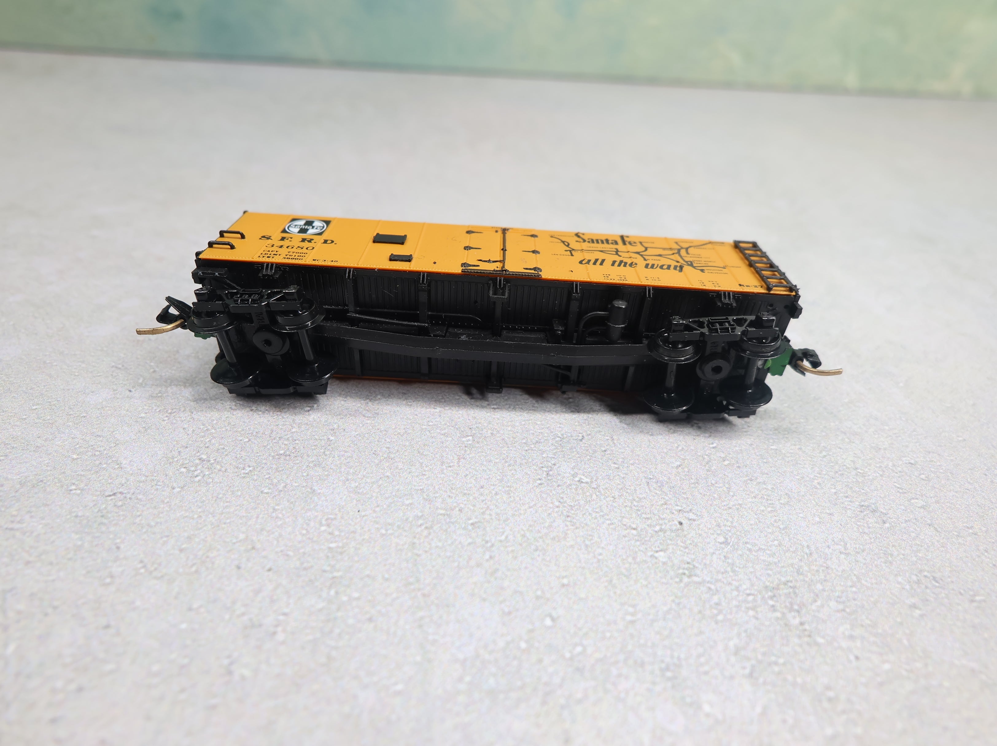 USED Intermountain N Scale 40' Reefer Box Car Santa Fe SFRD #34680 Knuckle Couplers