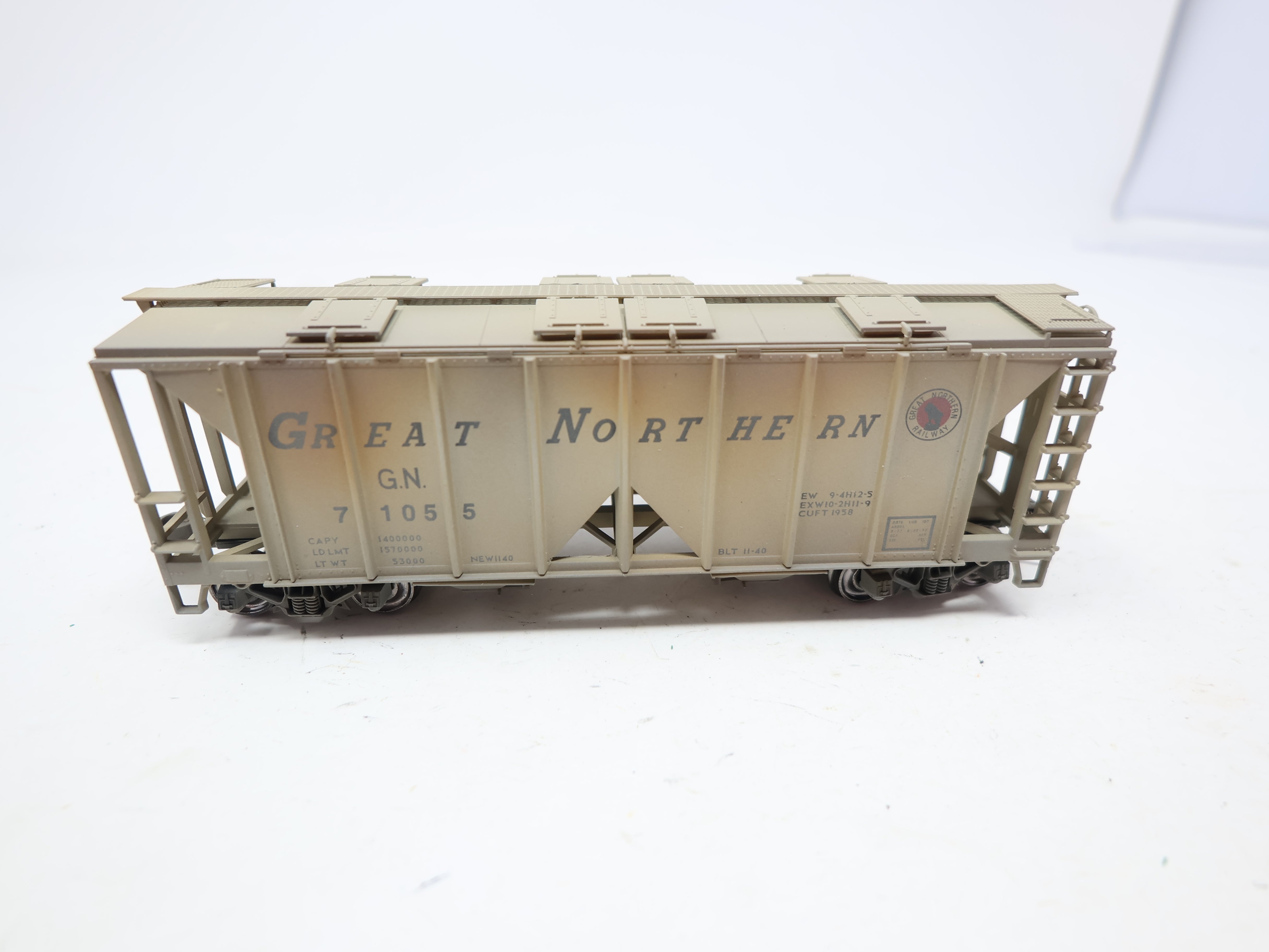 USED Bowser HO Scale, 70T Covered Hopper Weathered, Great Northern GN #71055