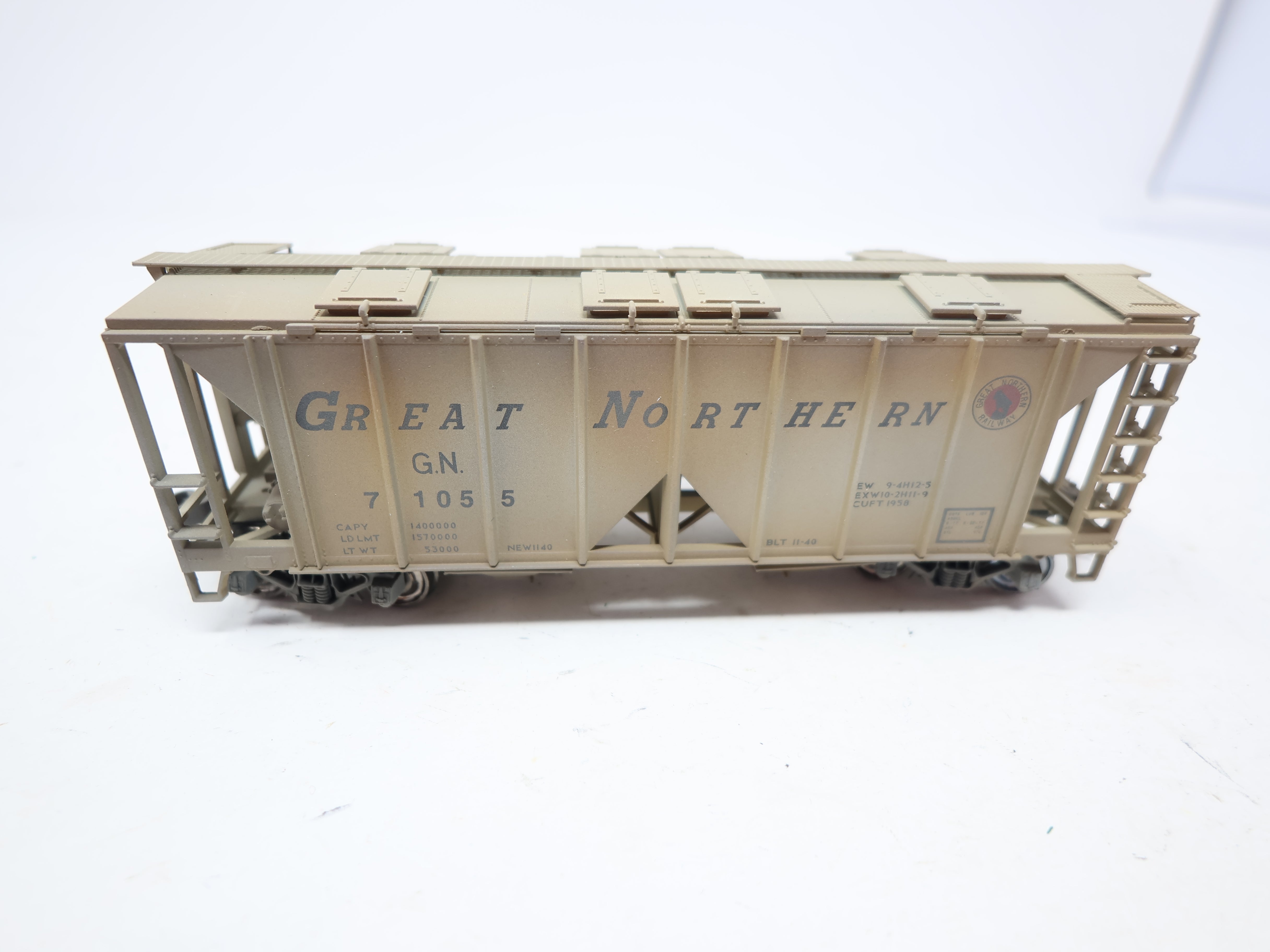 USED Bowser HO Scale, 70T Covered Hopper Weathered, Great Northern GN #71055