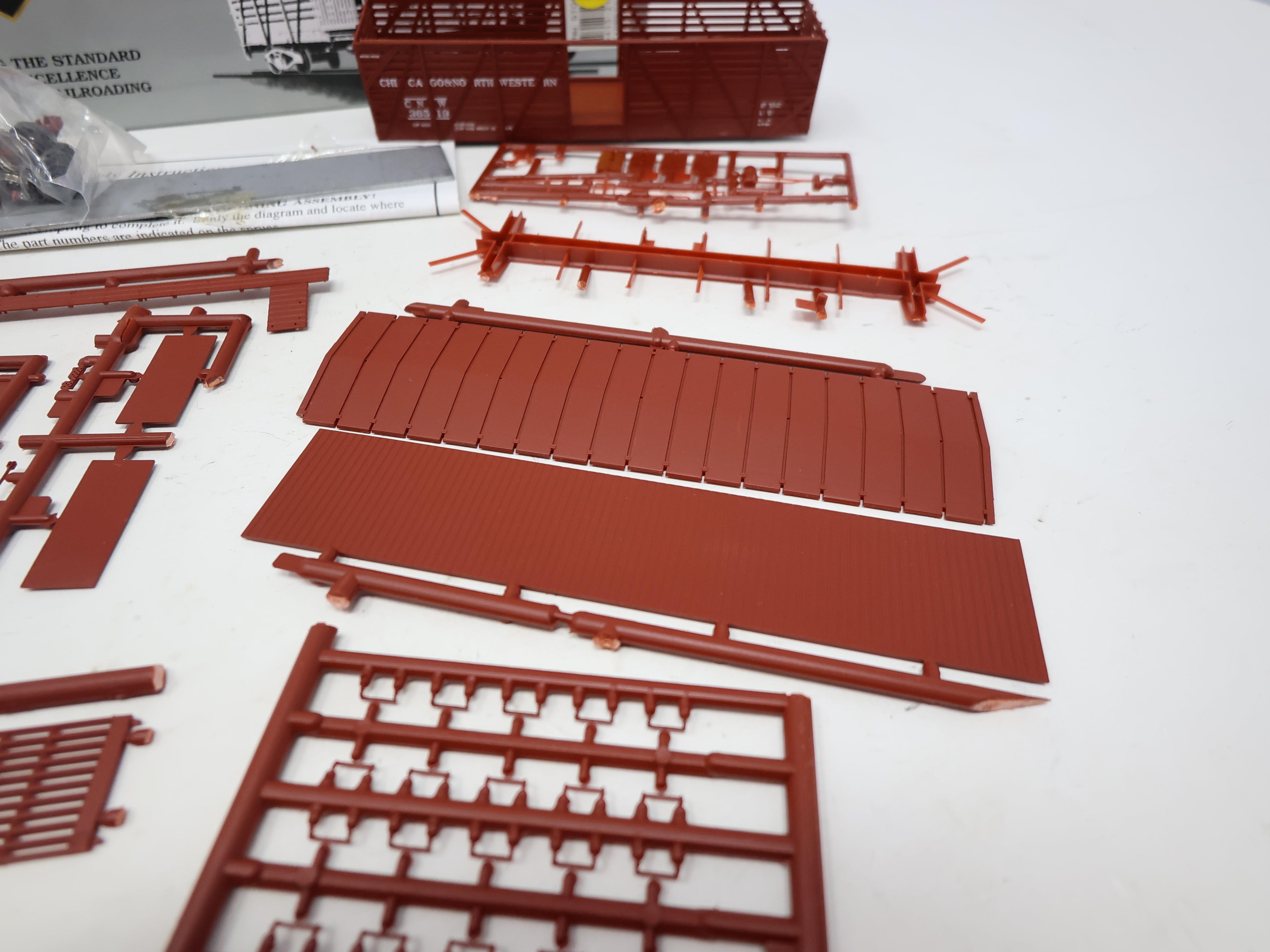 USED Life-Like HO Scale, Mather 40' Single Deck Stock Car, Chicago & North Western CNW #36519 (KIT)