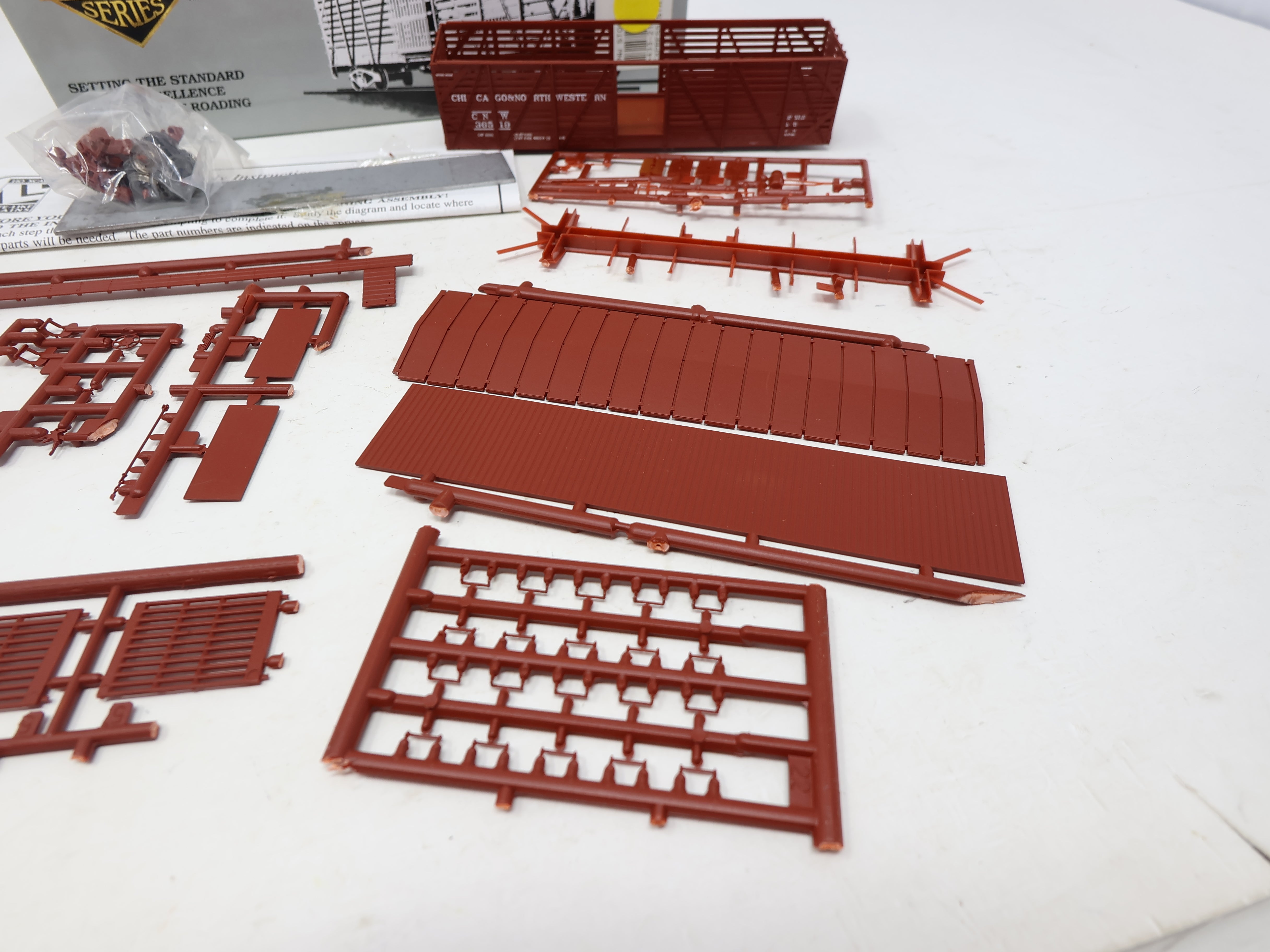 USED Life-Like HO Scale, Mather 40' Single Deck Stock Car, Chicago & North Western CNW #36519 (KIT)