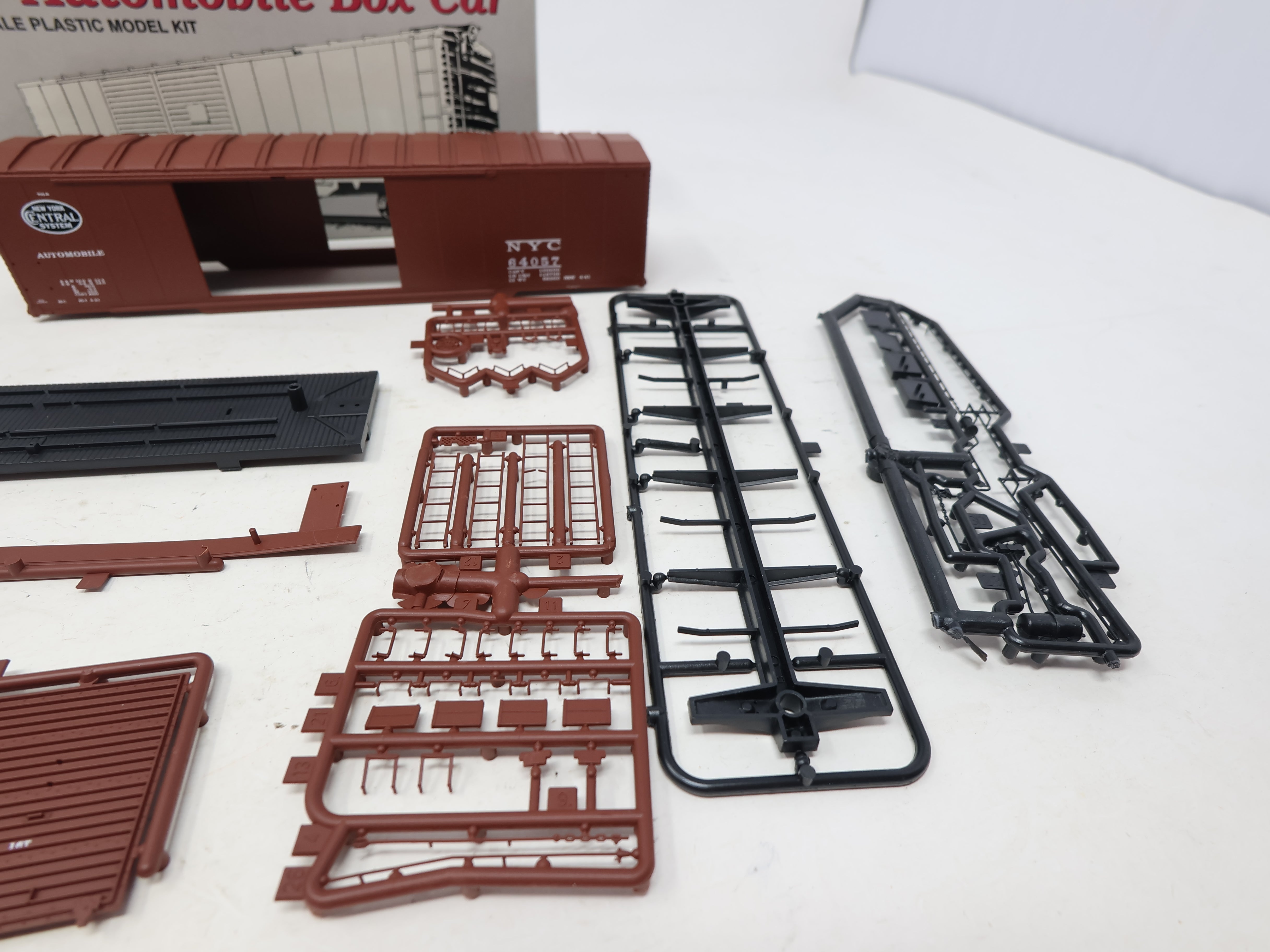 USED Life-Like 8416 HO Scale, 50' Automobile Box Car, New York Central NYC #64057 (KIT)