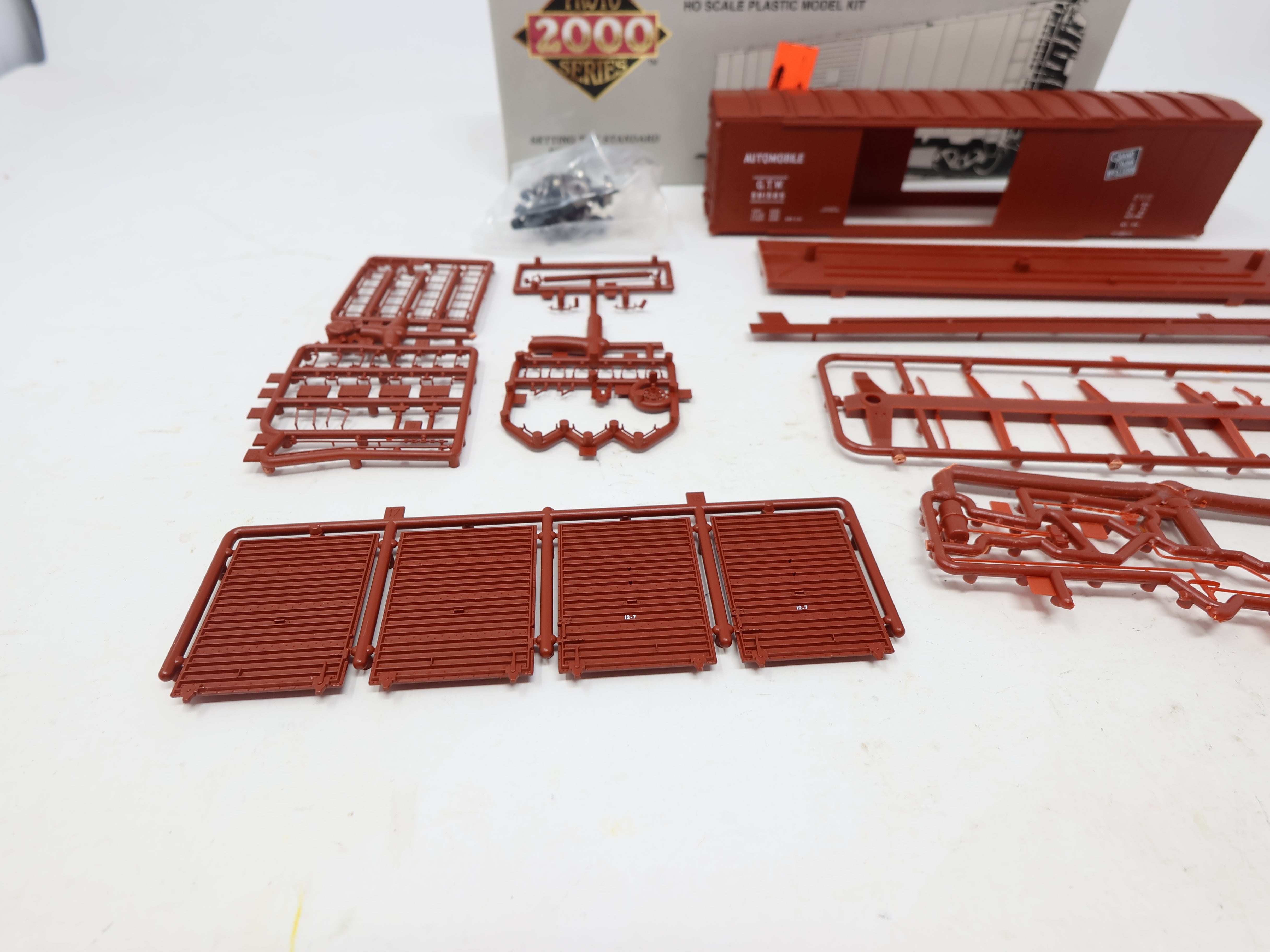 USED Life-Like HO Scale, 50' Automobile Box Car, Grand Trunk Western GTW #591585 (KIT)