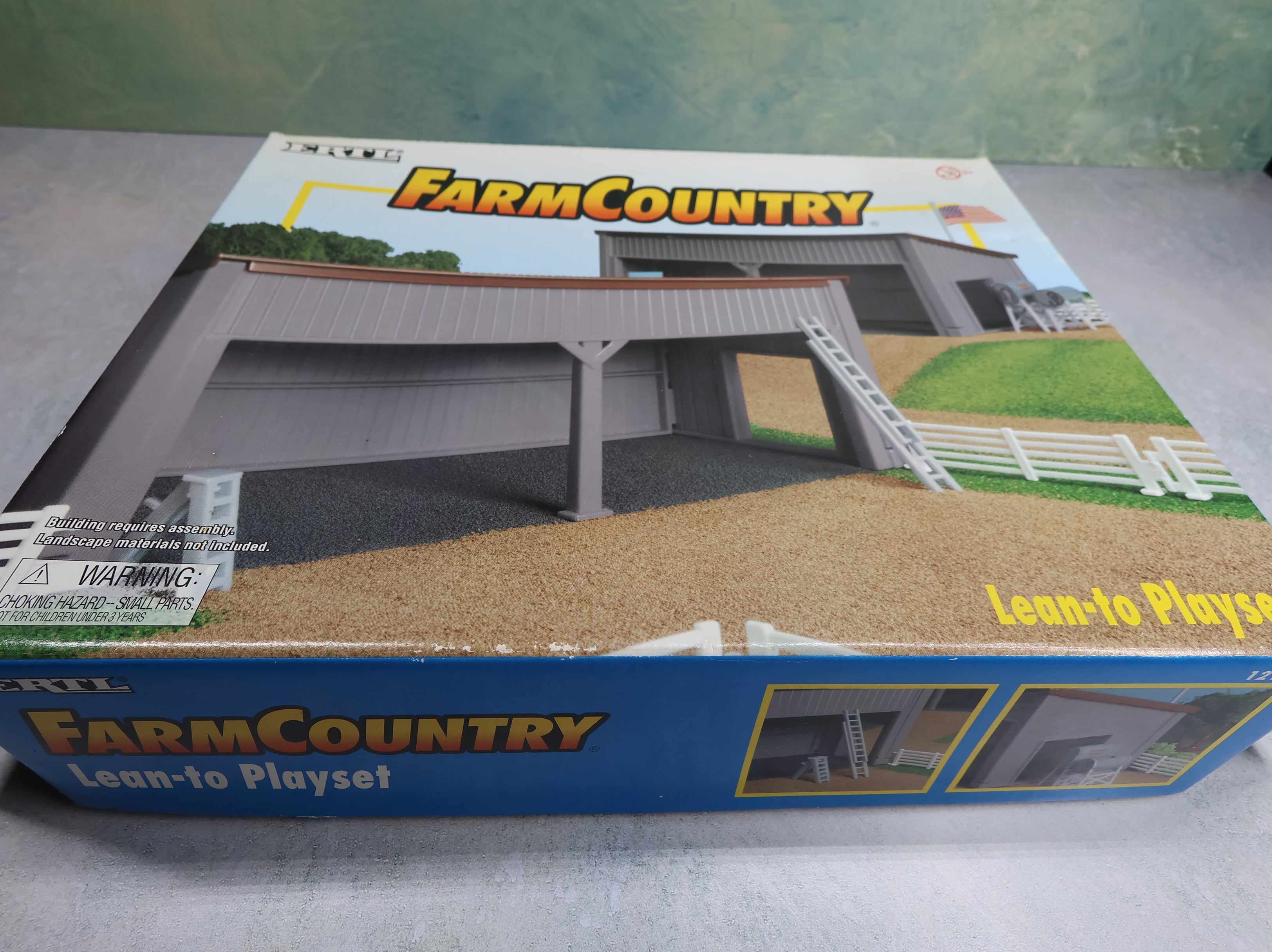 ERTL 12104 1:64 Scale Farm Country Lean-to Playset KIT
