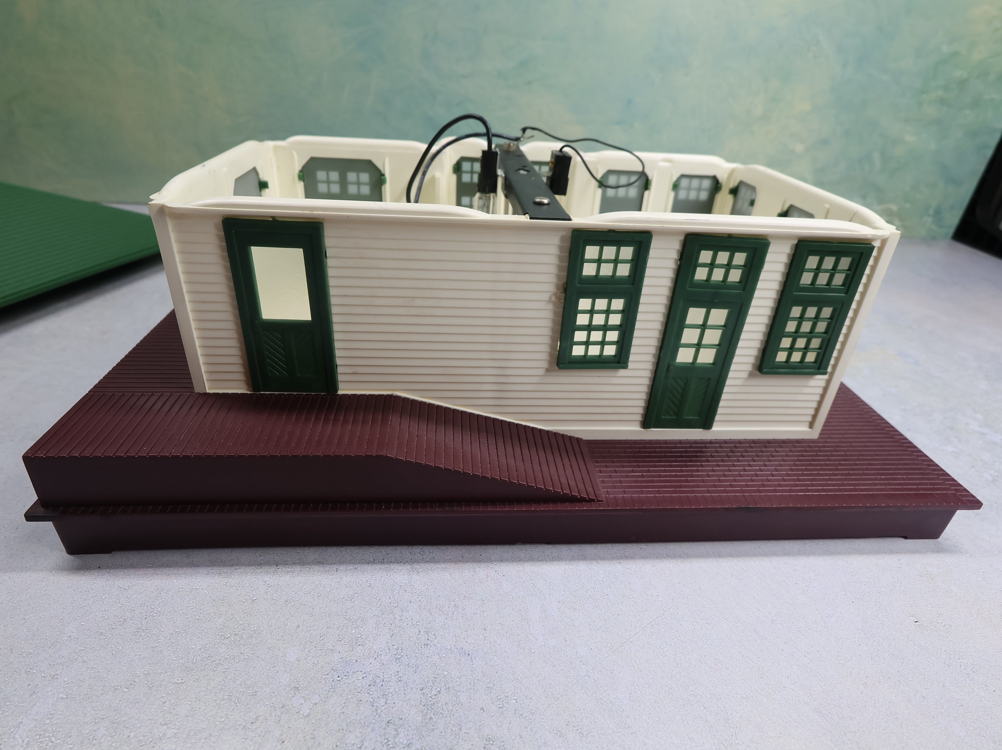 USED Lionel O #6-2133 Illuminated Freight Station Untested