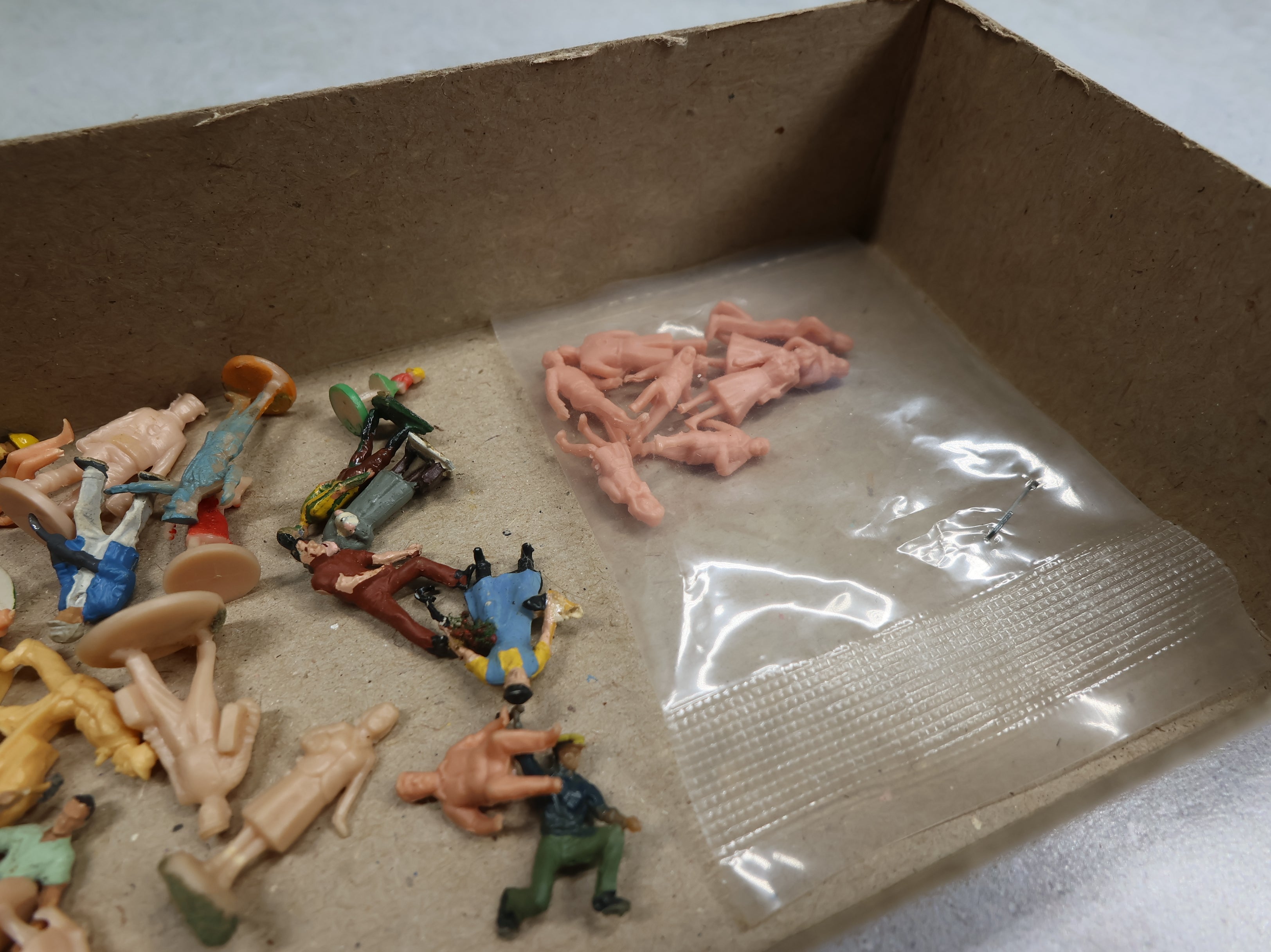 USED HO Scale Mixed lot of People (Painted & Unpainted)